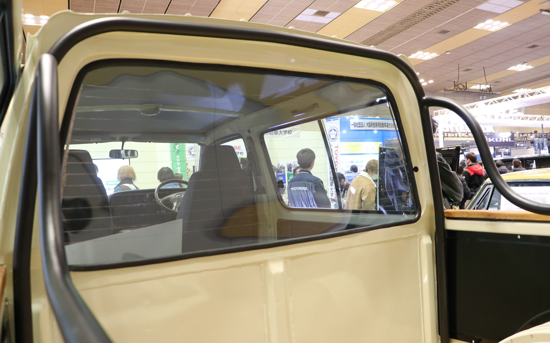 リアウインドウは純正の窓ガラスを反転させて装着