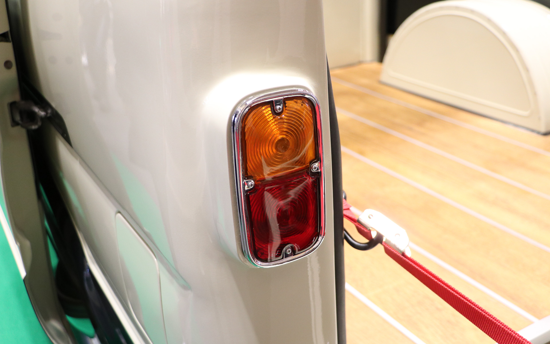 テールランプはいすゞのトラック用を流用。レトロな雰囲気で選んだという