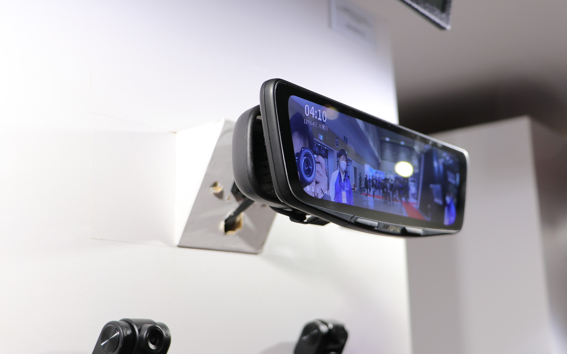 1度使うと手放せなくなる「ドライブレコーダー搭載デジタルミラー」は、ステーごと交換する「純正ミラー交換タイプ」と、付属の専用バンドで純正ミラーに取り付けるだけの「バンド装着タイプ」がある