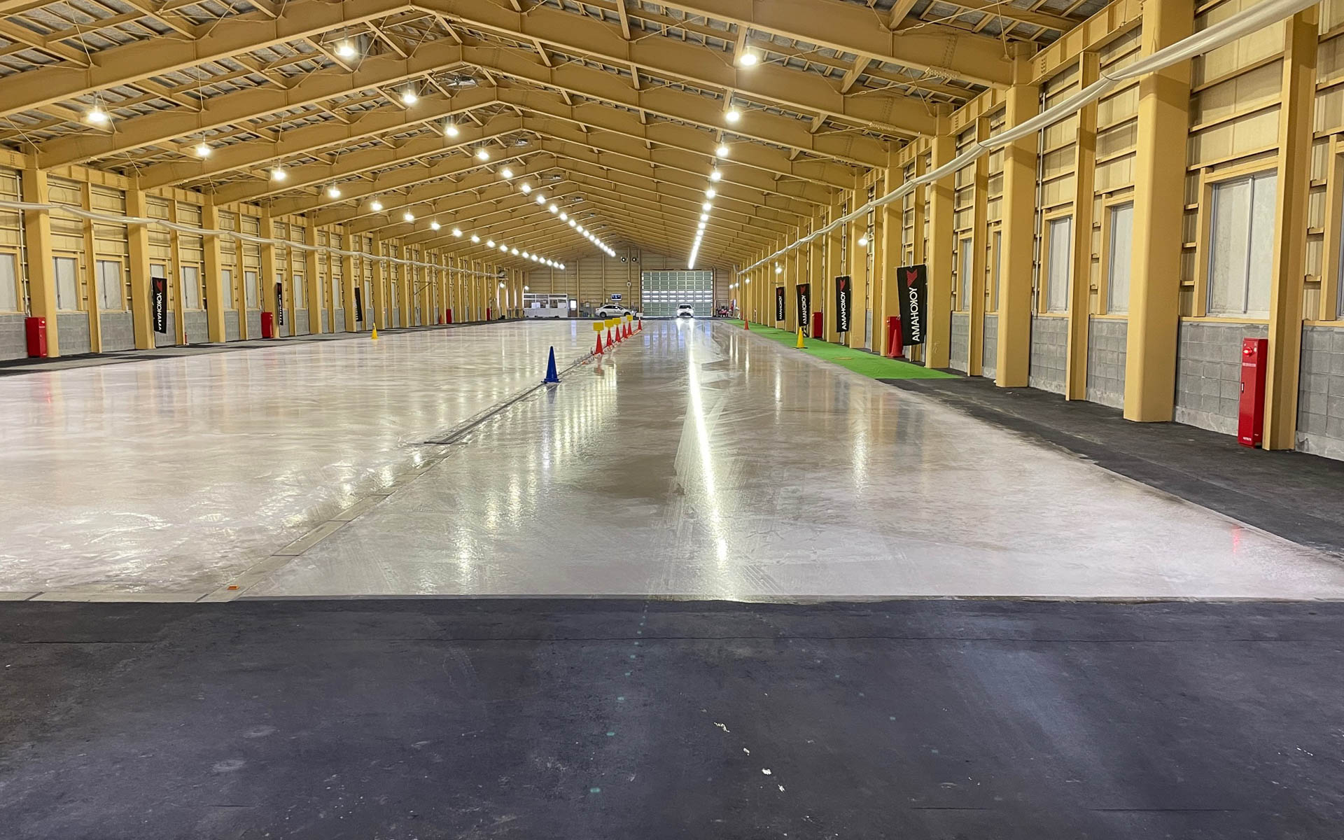 2018年に完成した屋内制動試験。正面の奥で56×55mの旋回試験場ともつながります。左側が冷媒の入ったレーンで、温度コントロールが可能