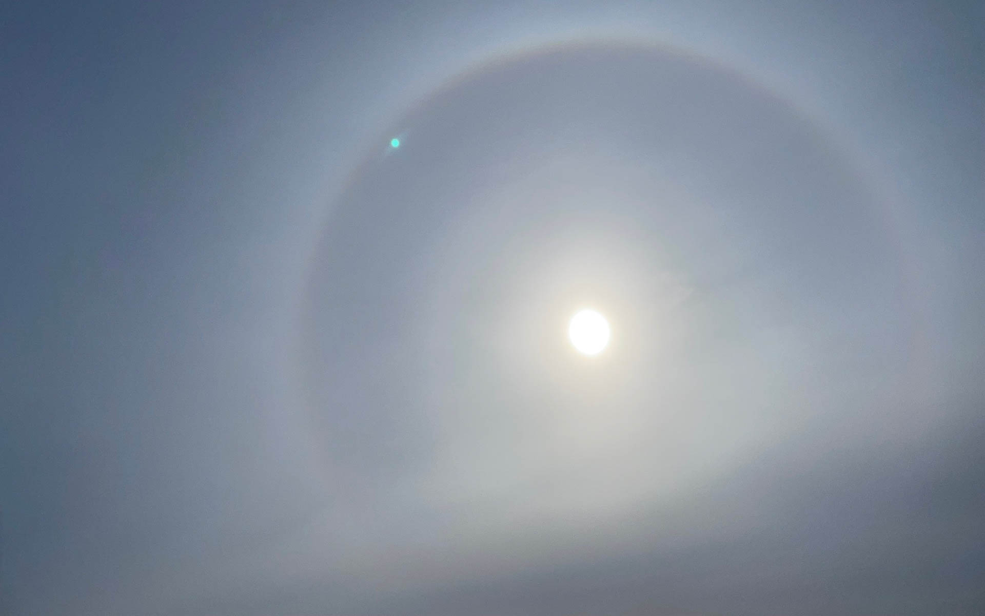 突然の降雪がやんだ後に出た不思議な丸い虹。カメラマンによるとたまに見られるとのこと