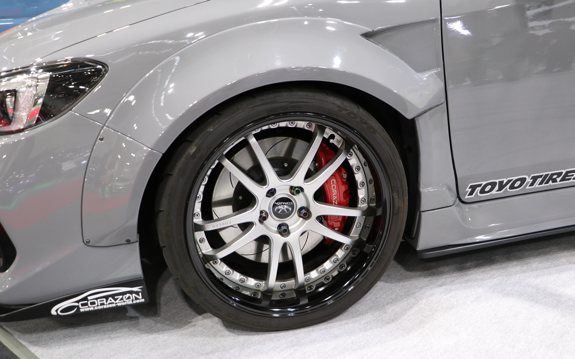 片側約60mmワイドのフロントワイドフェンダーは、ダクトを設けることでフェンダー内のエアを排出してくれる