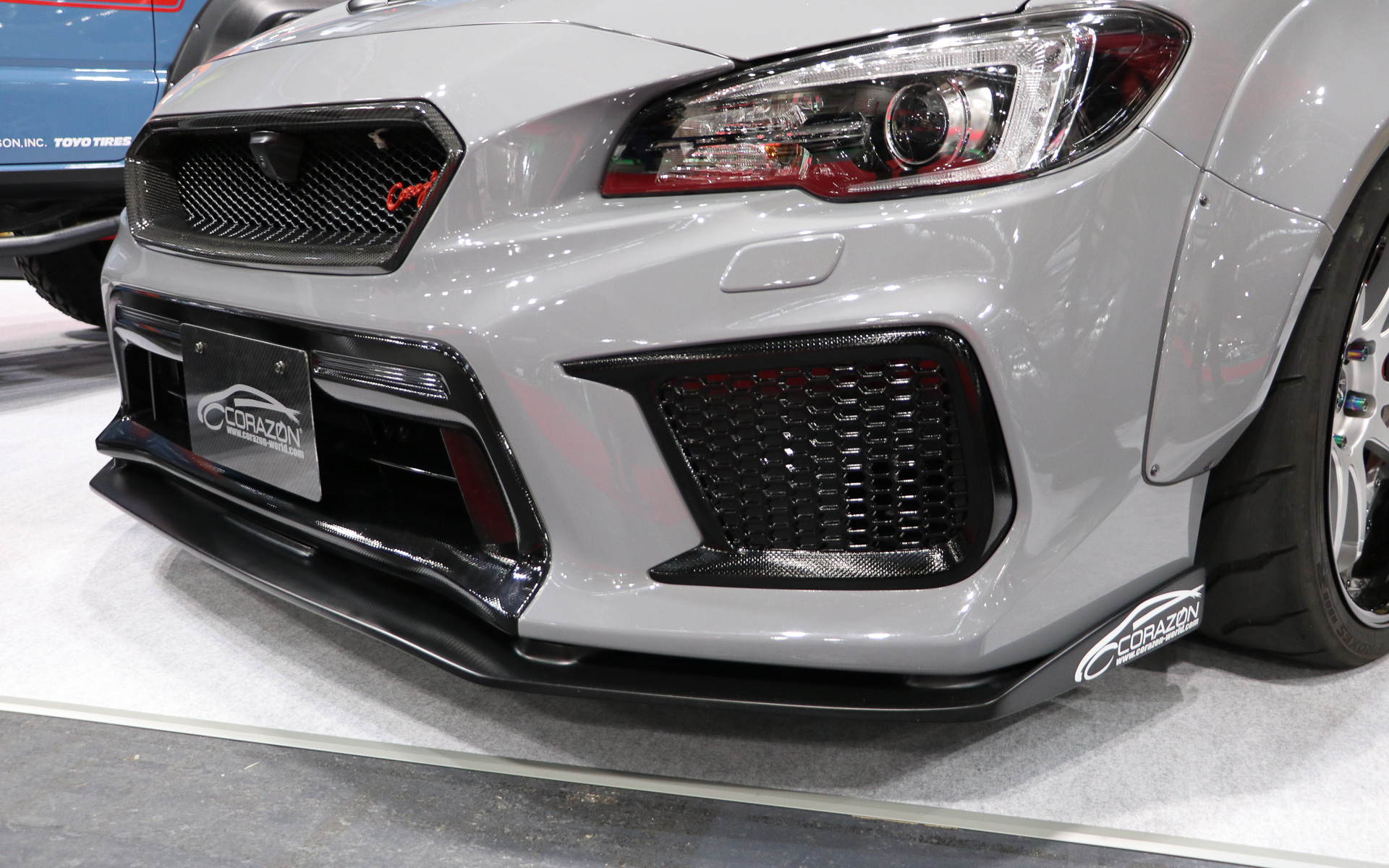 フローティングデザインとすることで、気流を整流して素早く後方に送り、効率よくダウンフォースが得られるフロントディフューザーT-2