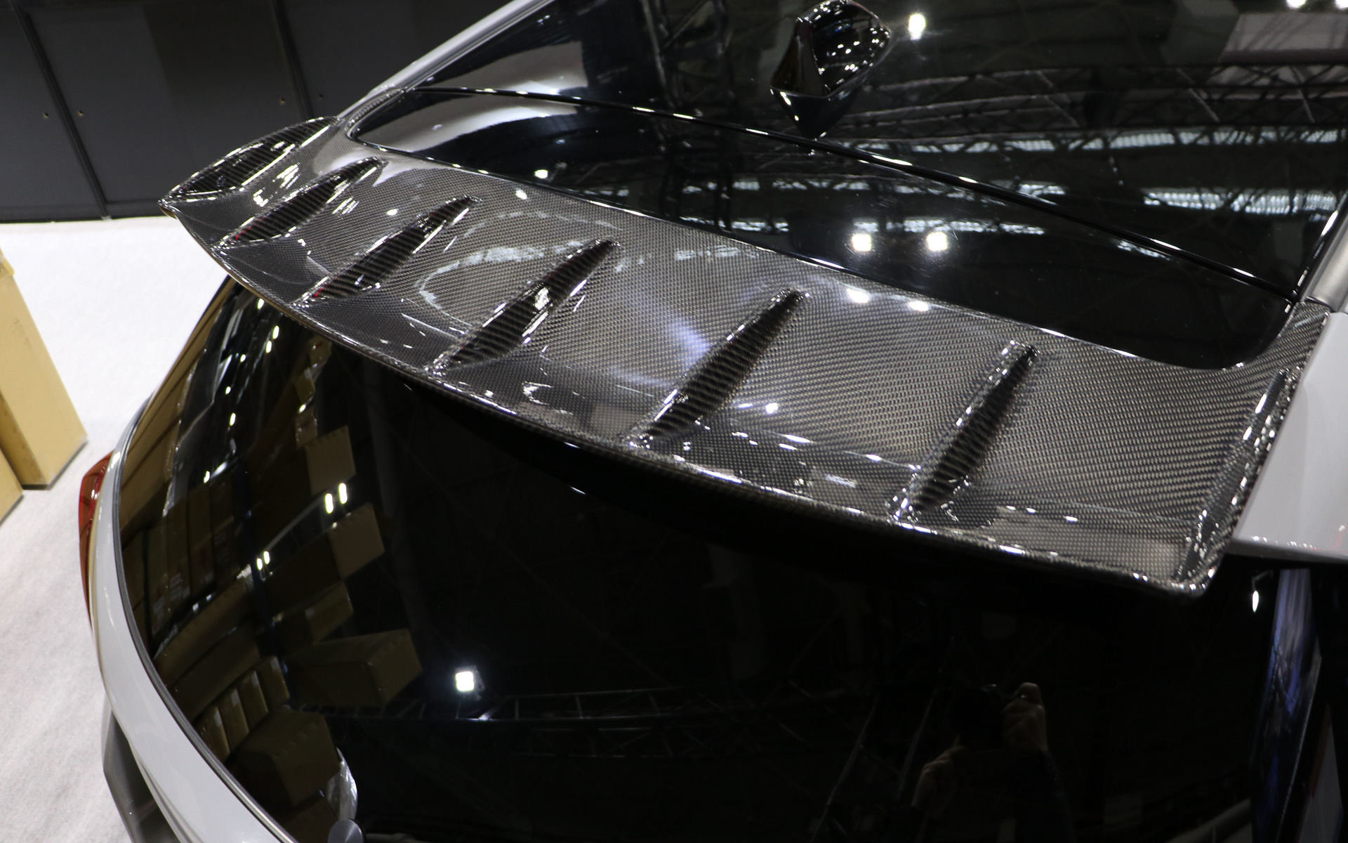 純正ルーフスポイラーの上に装着するタイプの「ルーフスポイラーType-R」は、純正より約80mm長く、フィンを配置することでスポーツ感を高めている