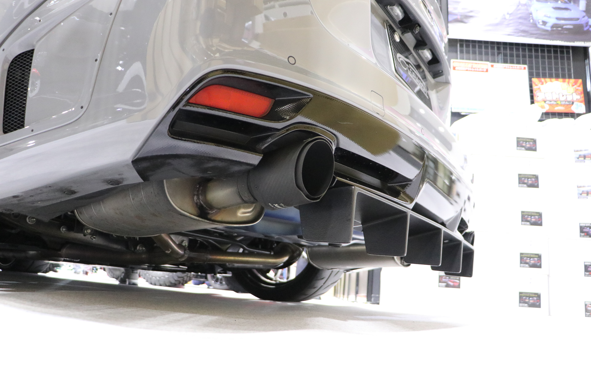 前方からの気流を後方に送り出すリヤディフューザーT-2