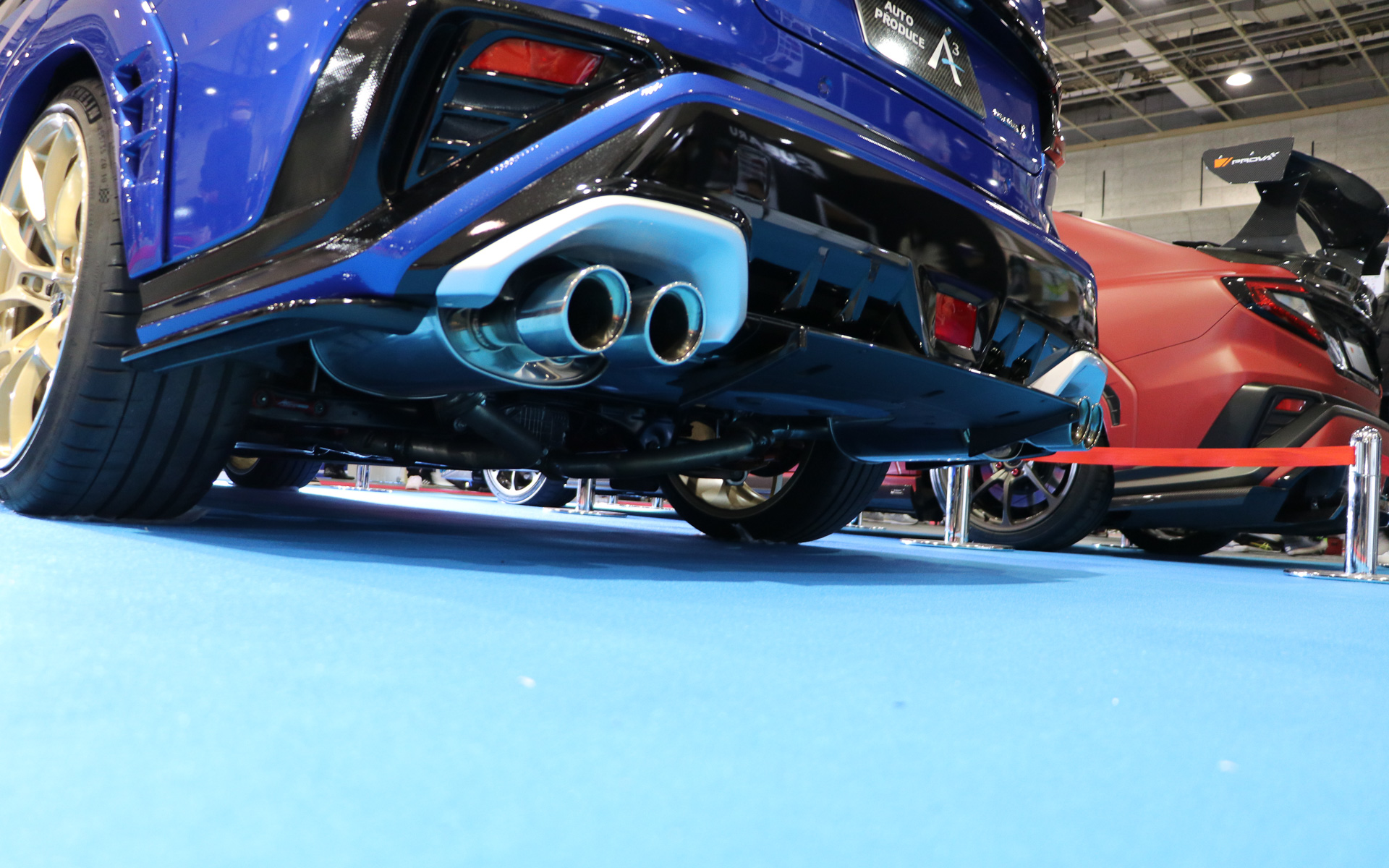 デュアルエキゾーストシステムは、センターパイプから2本に分け、それぞれにサイレンサーを設けることで、静粛性と排気効率向上を両立させているという