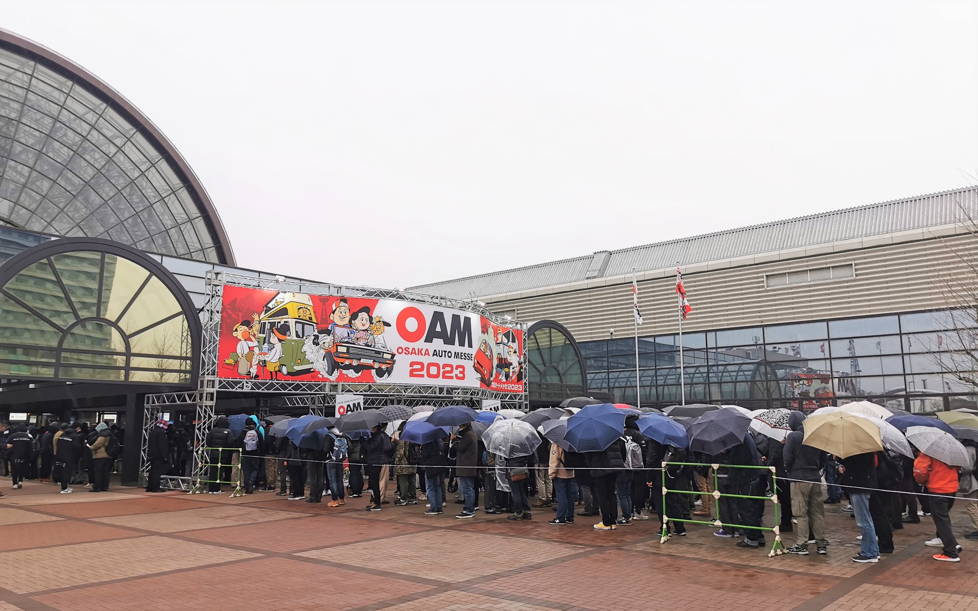 初日の会場前は小雨にもかかわらず長蛇の列ができていた