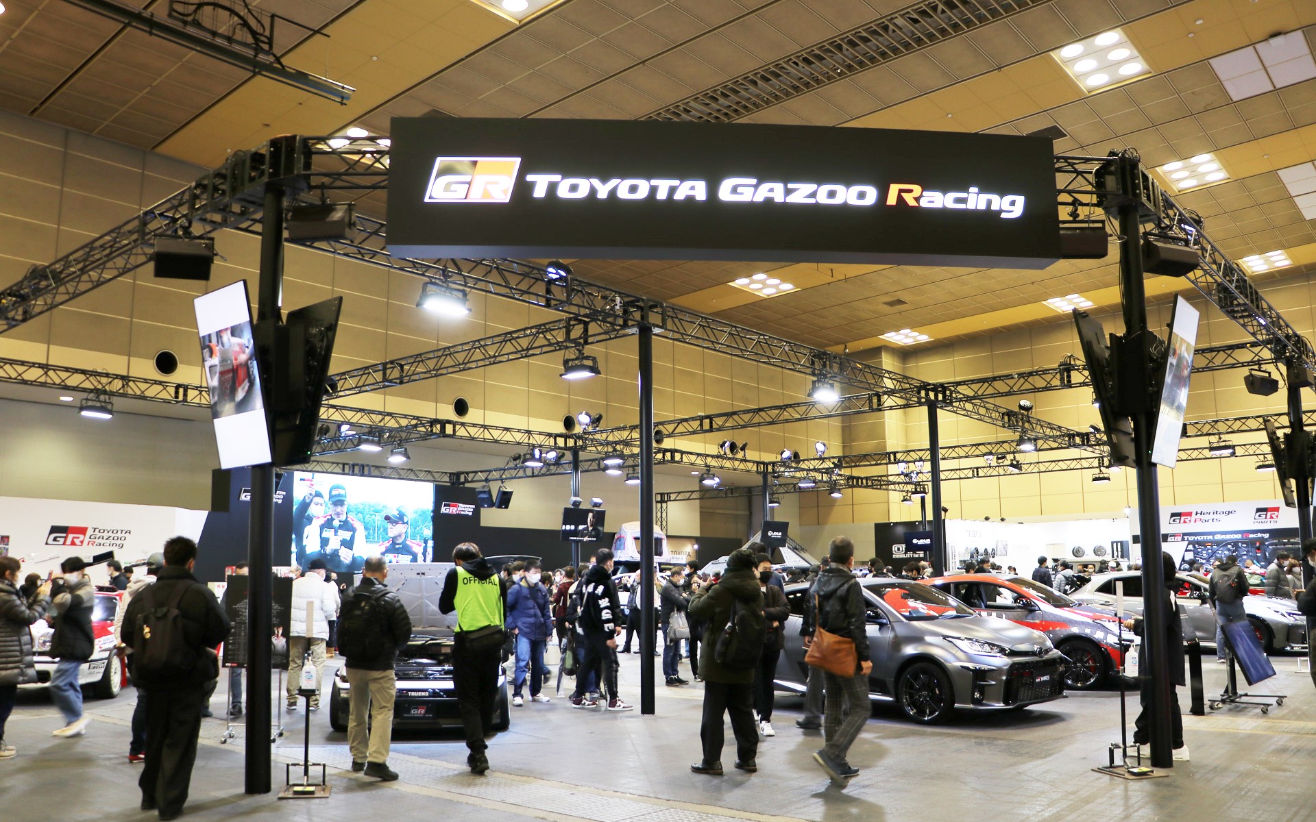 5号館のTOYOTA GAZOO Racingブースに展示してある水素ハチロクとEVハチロクは大人気