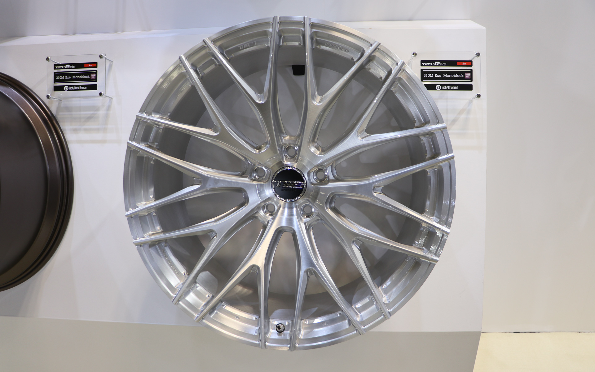 カラーはブラック、ダークブロンズ、アルミ削り出しのような質感のブラッシュの計3種類がある