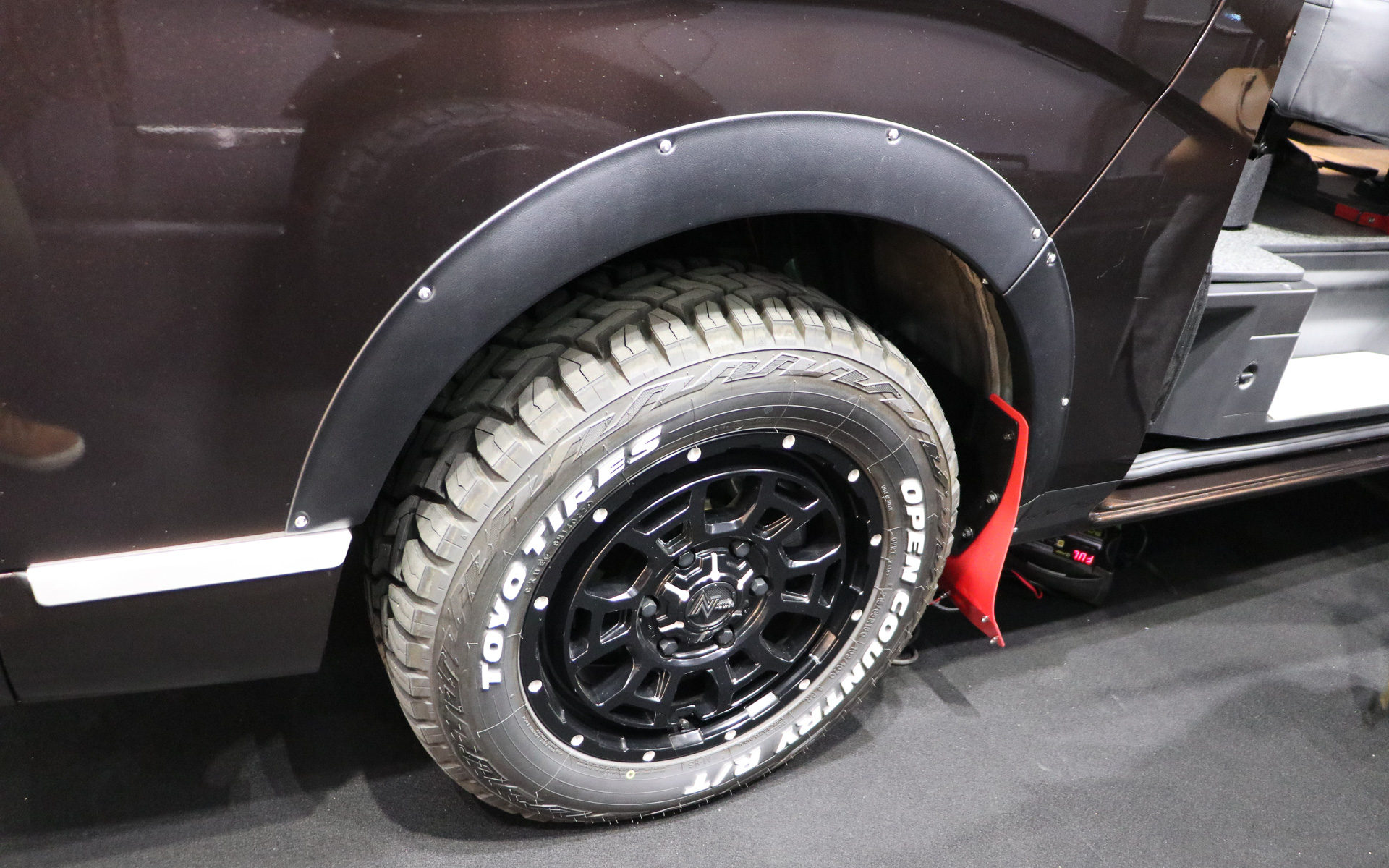 リベット止めに見えるが、実際は両面テープで貼っているだけの無加工