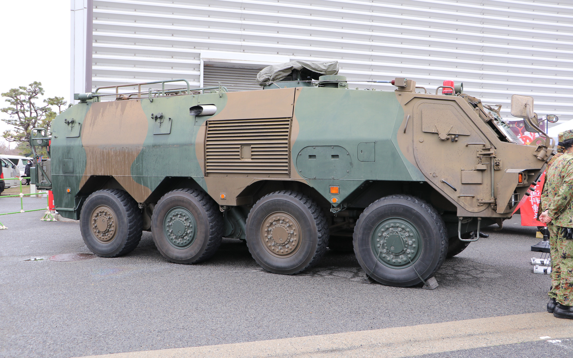 自衛隊の大阪地方協力本部からはNBC偵察車などが持ち込まれた