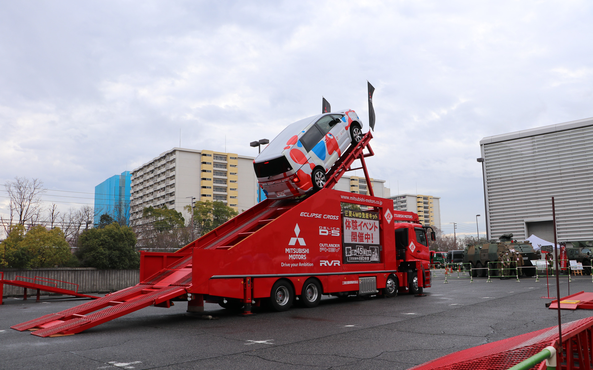 同じく3号館裏の屋外では三菱自動車のデリカに乗って45度の斜面を体験できるイベントも実施中