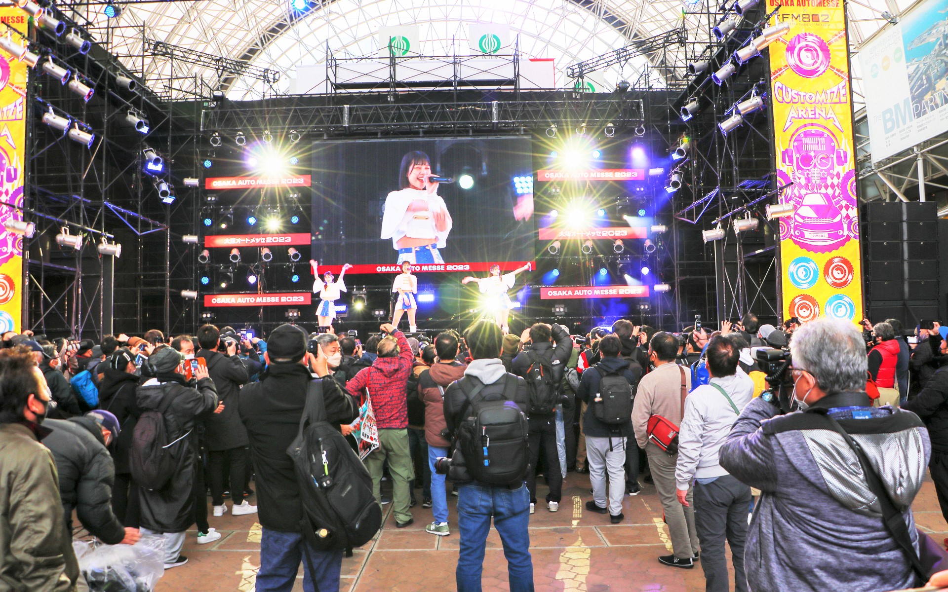 メインステージではコンサートやトークショーも開催される
