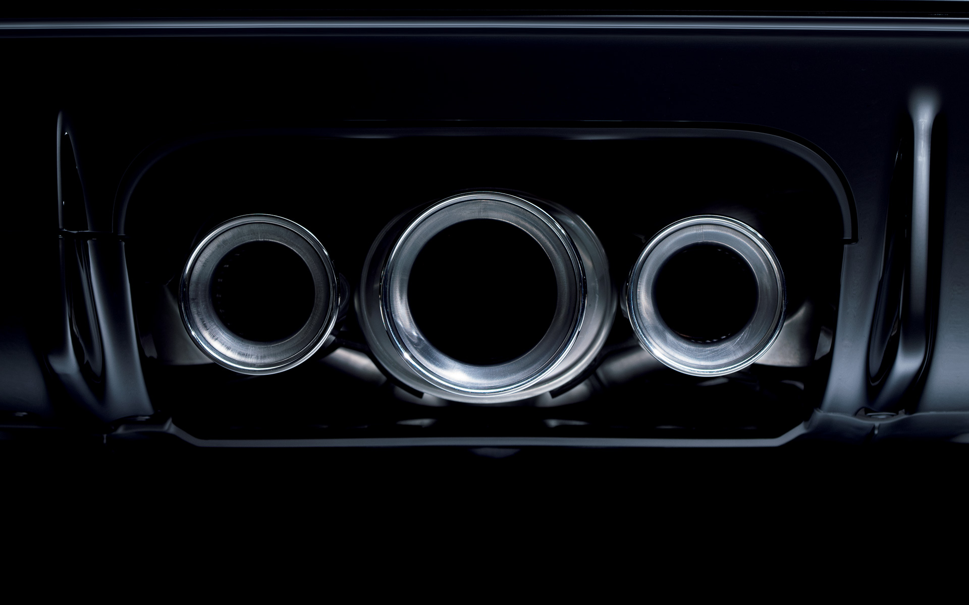 純正マフラーは中央が太い