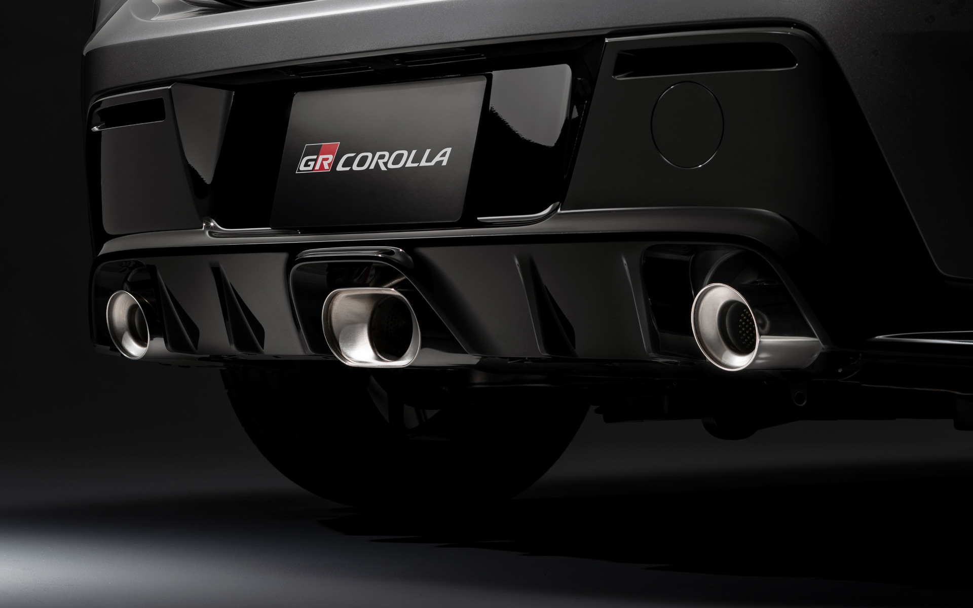 純正マフラーは3本出しとなっている