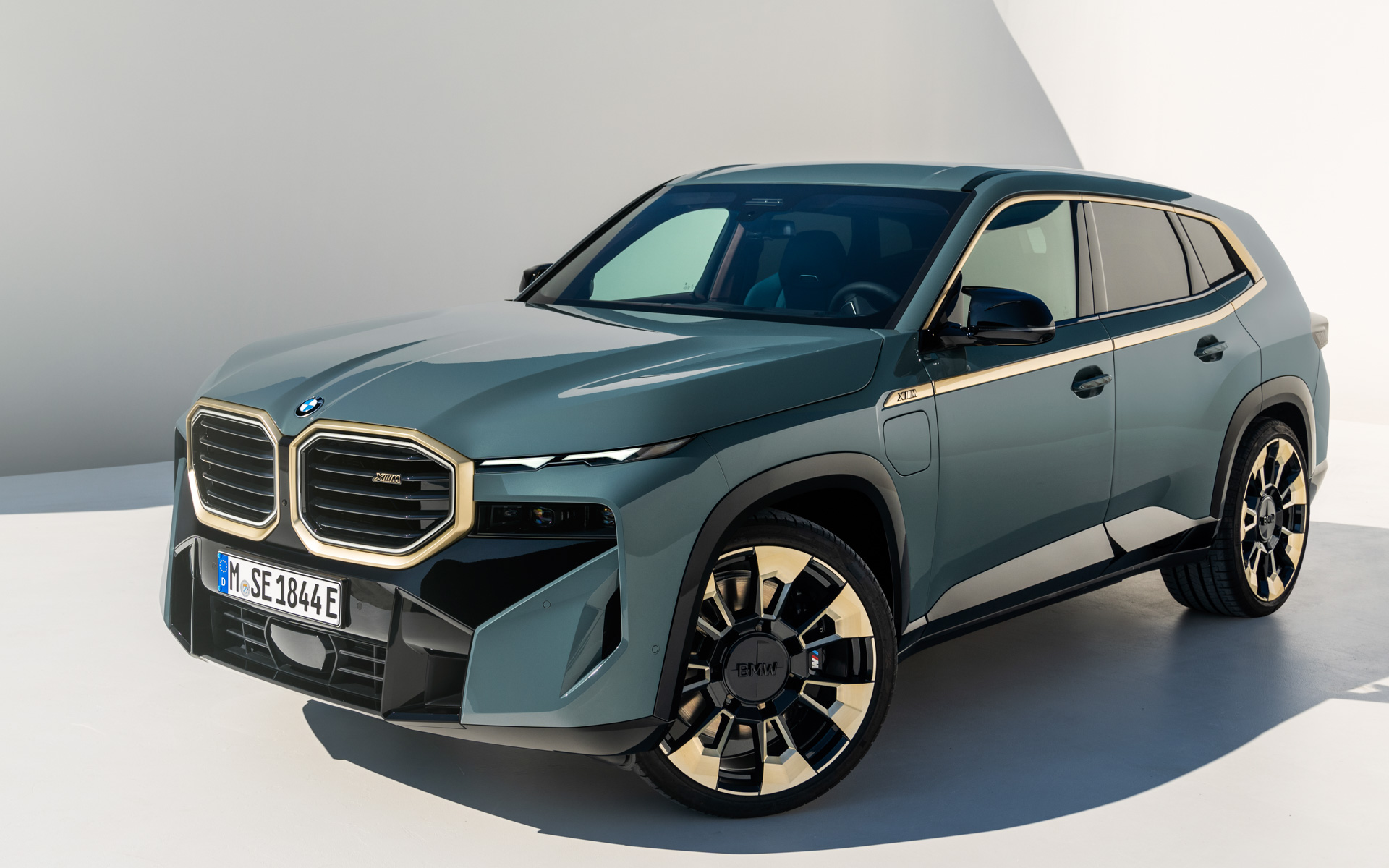 BMW、Mモデル初の新型PHEV「XM」