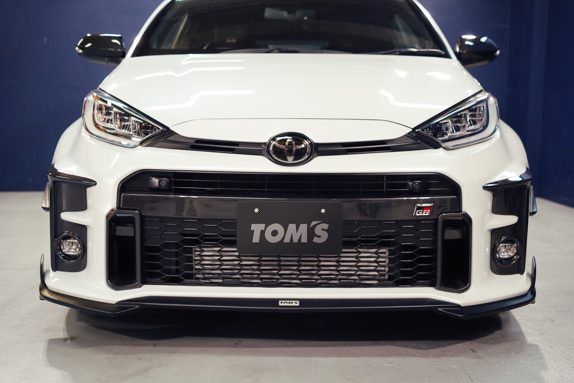 トムスがGRヤリス用「ドライカーボンパネル」を発売