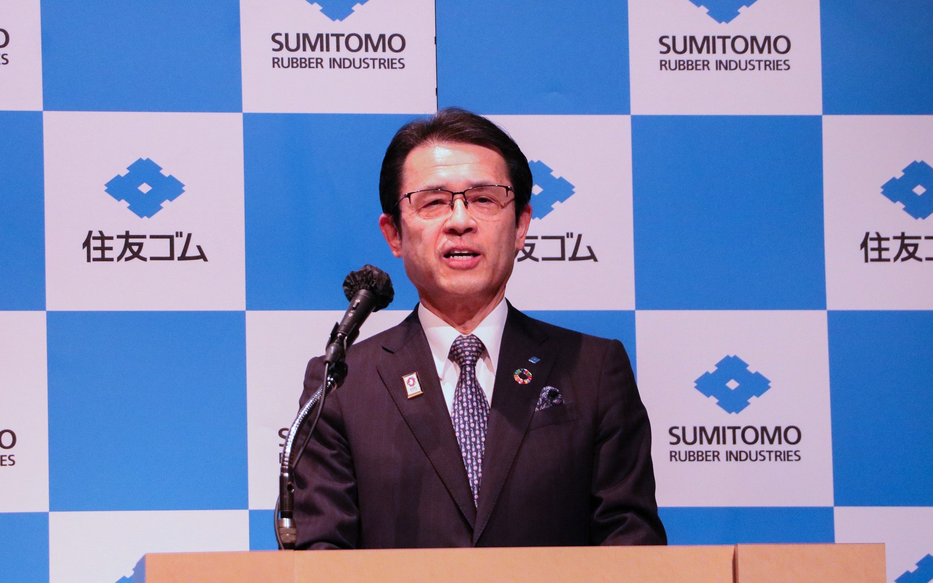 新たな中期計画の説明を行なった住友ゴム工業株式会社 代表取締役社長 山本悟氏