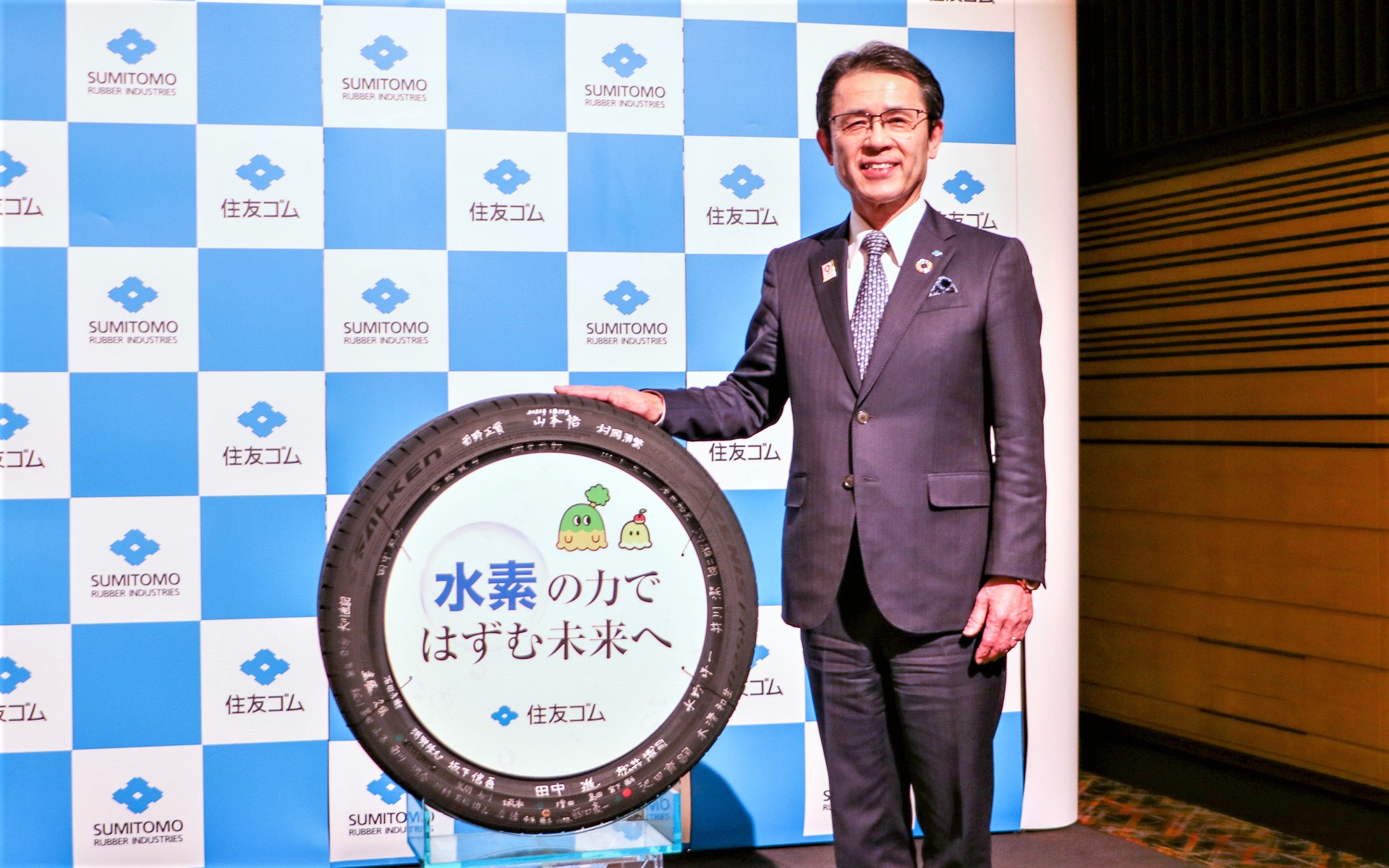 住友ゴム工業株式会社 代表取締役社長 山本悟氏と製造時CN（カーボンニュートラル）を達成したファルケン「アゼニス FK520」