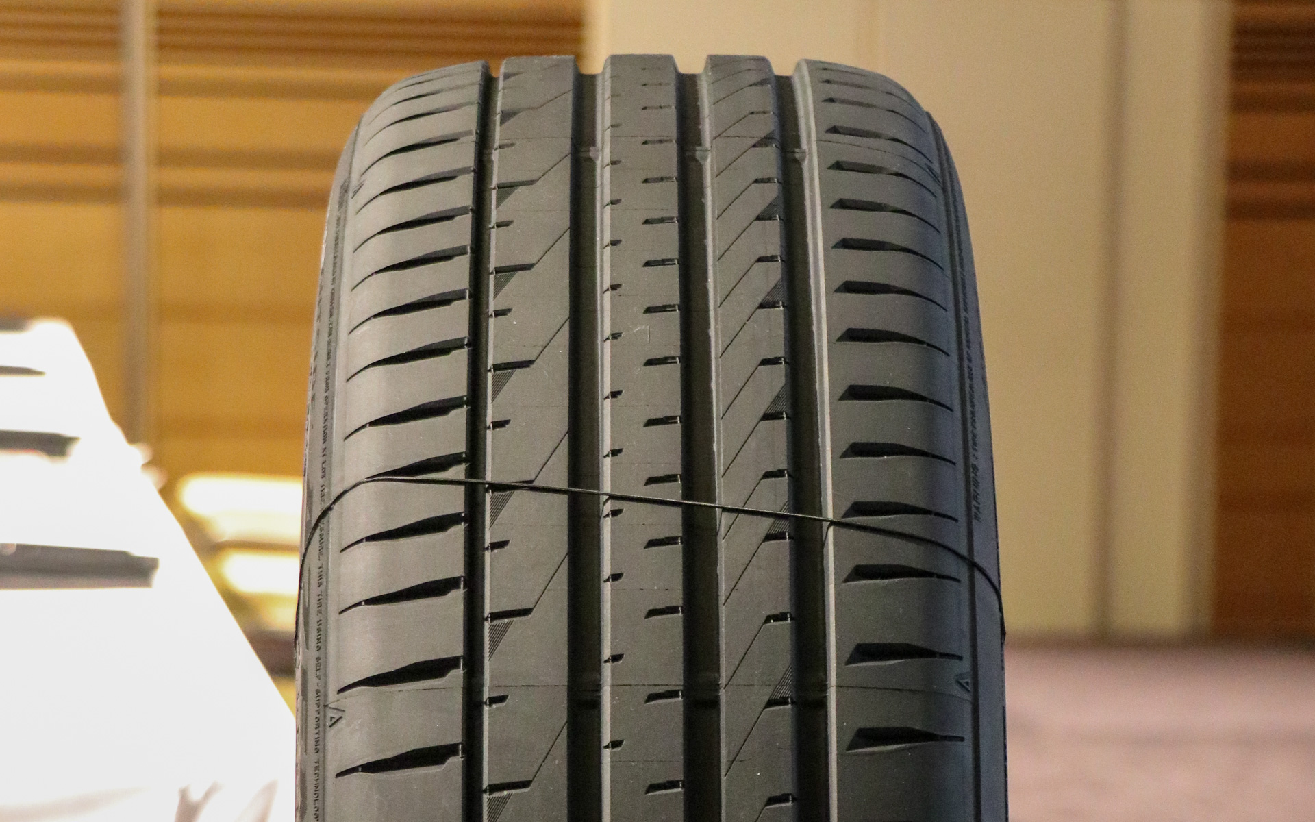 製造時カーボンニュートラルを達成したファルケン「アゼニス FK520」。初めて製造された製品のため、記念にサイドウォールに関係者のサインが入れられた