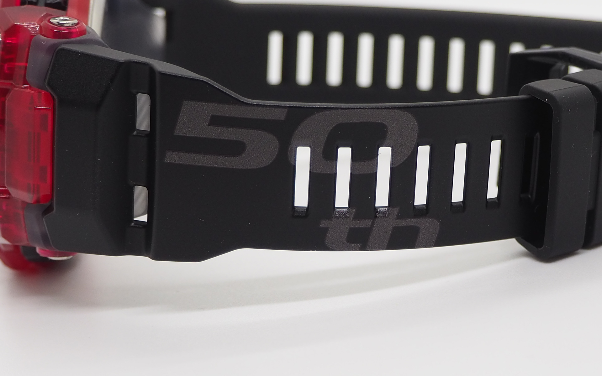 調整穴のあるバンド部分にも50周年ロゴが入り特別感が高い