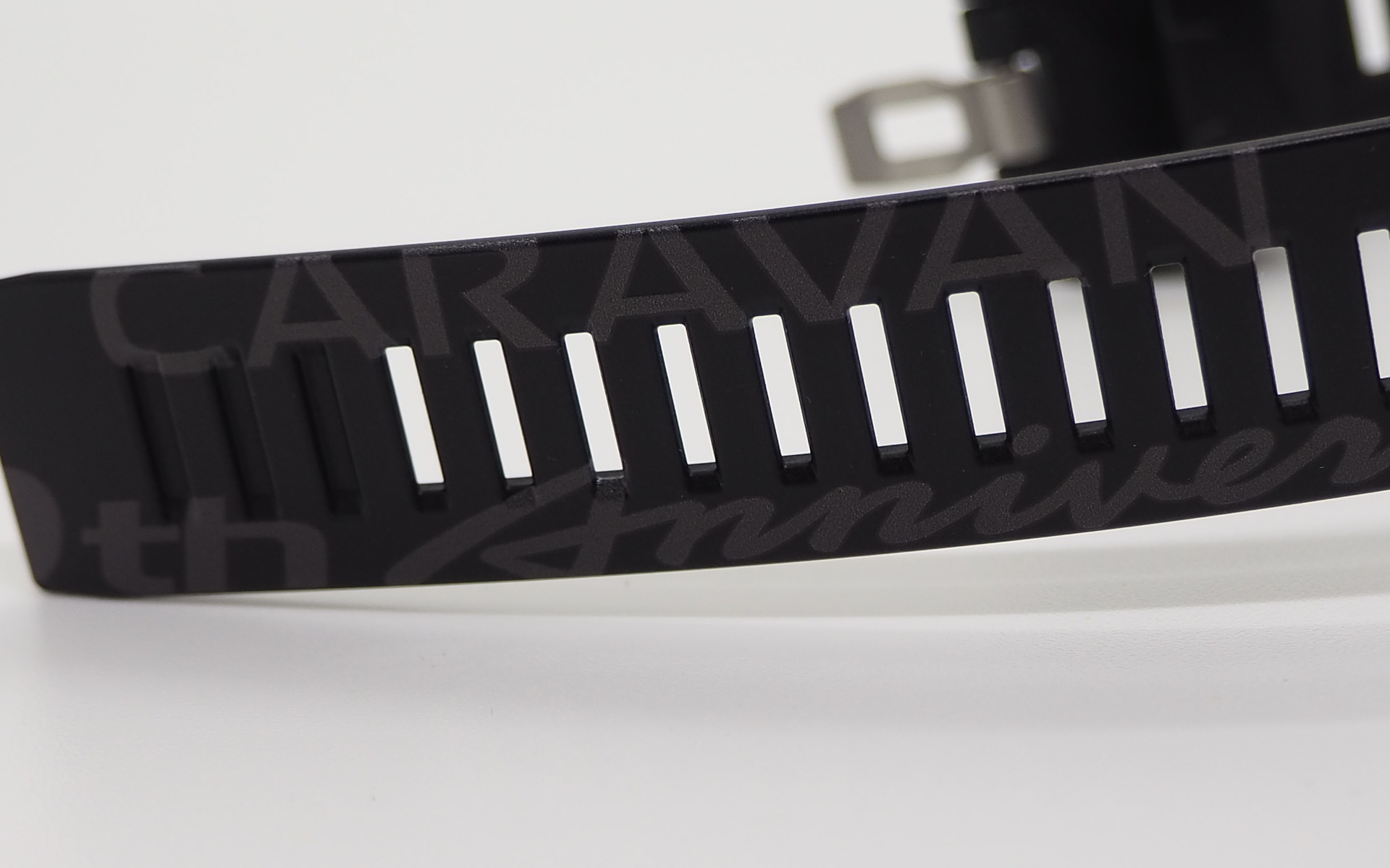 調整穴のあるバンド部分にも50周年ロゴが入り特別感が高い