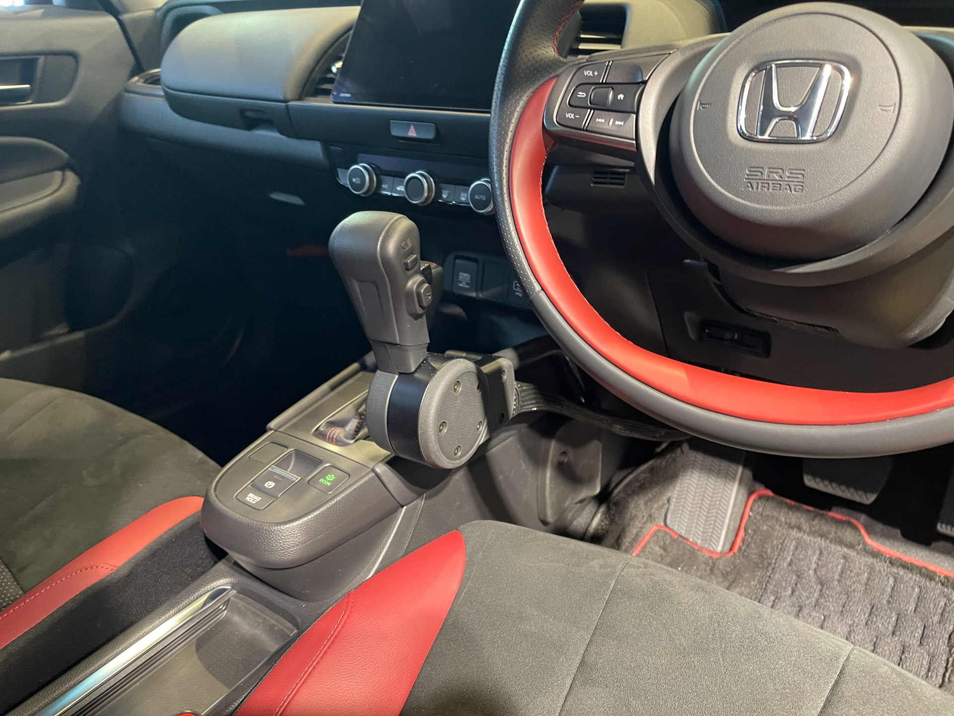 テックマチックシステム付きのフィットe：HEVは「車いすを積めるスペースもあるので、よくレンタカーで利用します」と国枝選手