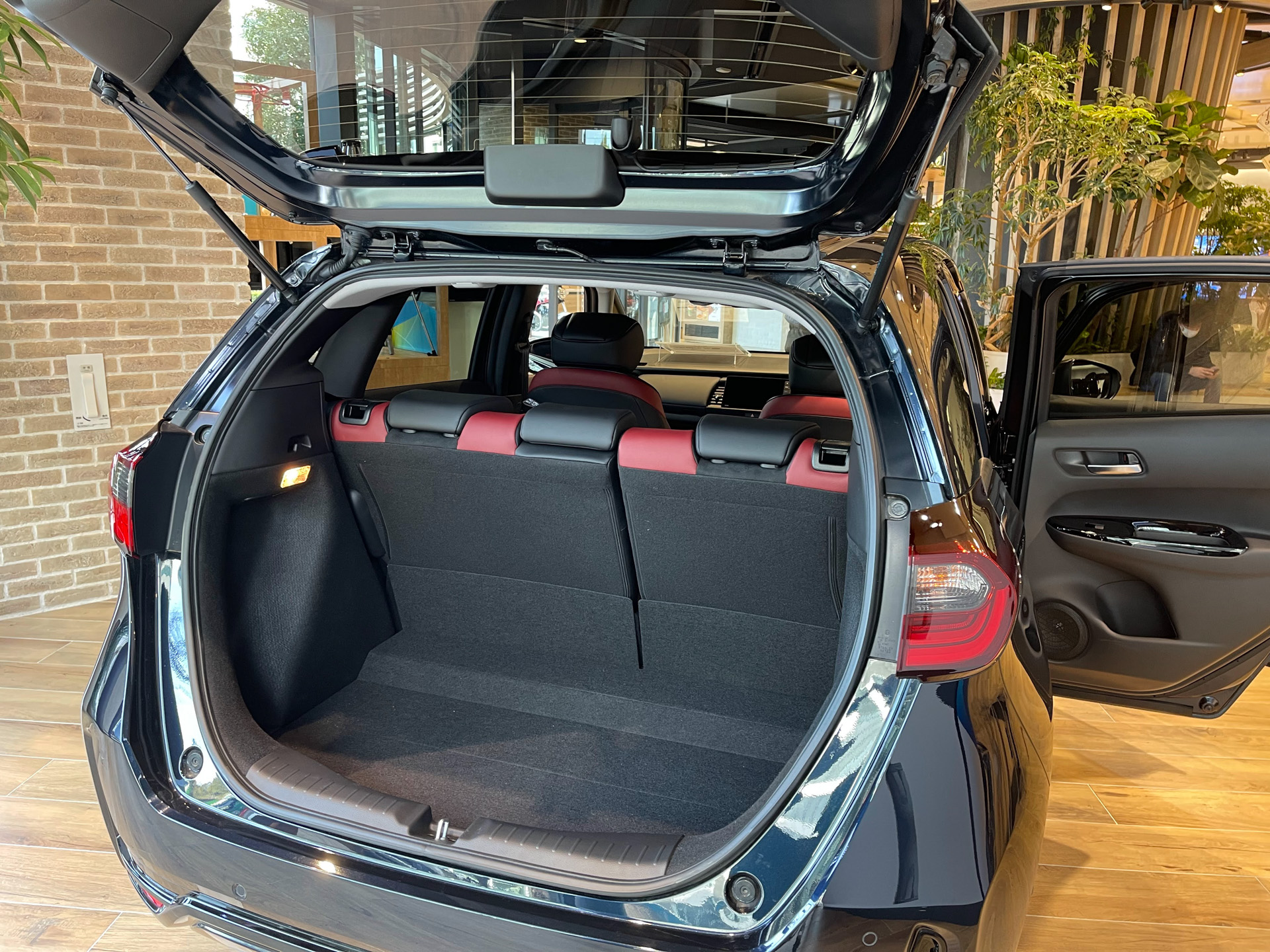 テックマチックシステム付きのフィットe：HEVは「車いすを積めるスペースもあるので、よくレンタカーで利用します」と国枝選手