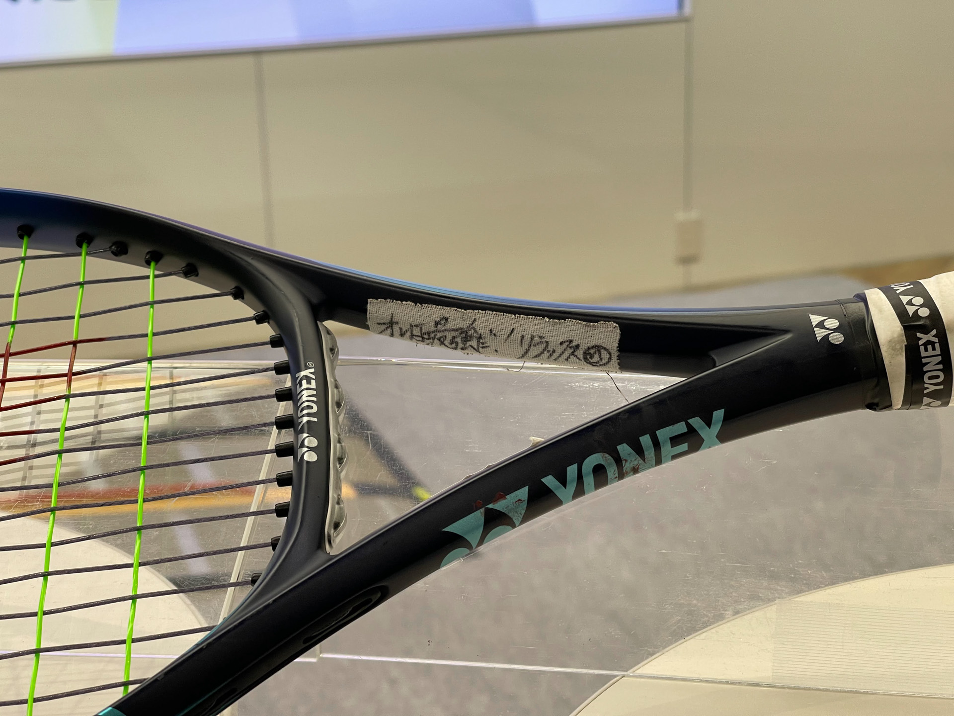 フレームの内側には“オレは最強だ！”の文字が書かれたシールが！