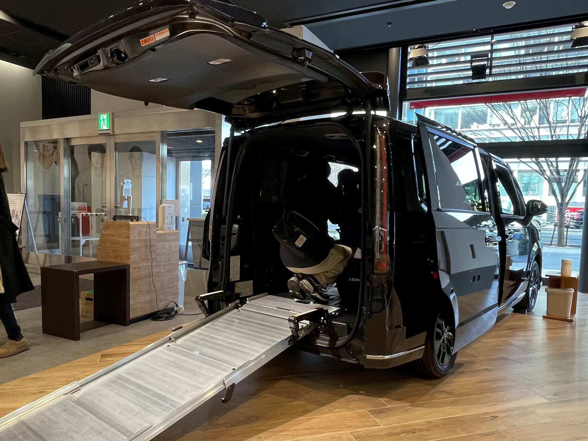 国枝選手が「広いですね天井も含めて。すばやくスムーズに乗れるのは魅力的ですね。」とコメントしていた、新型ステップワゴンSPADA福祉車両仕様