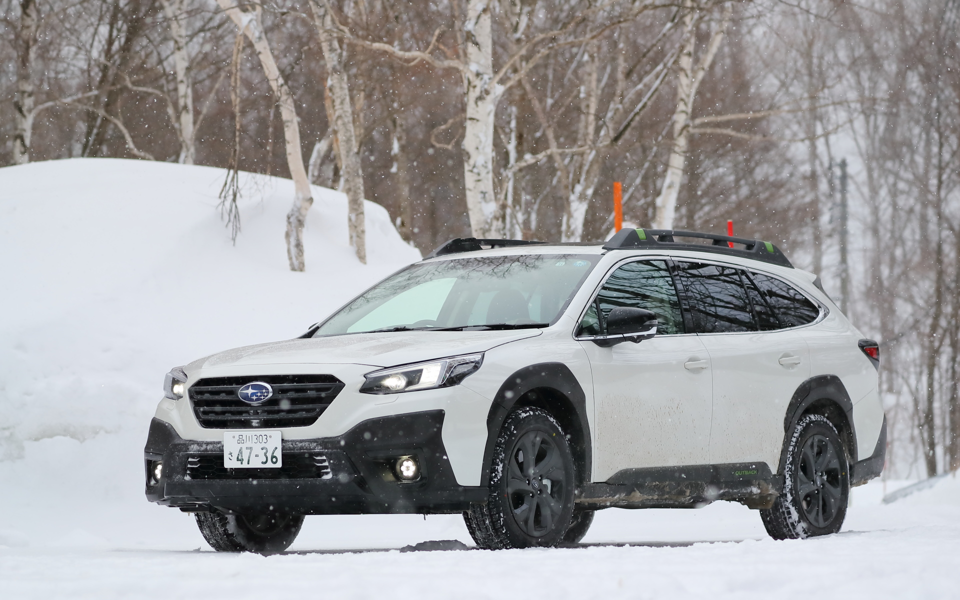 レガシィ アウトバック X-BREAK EX。アウトバックのボディサイズは4870×1875×1670mm（全長×全幅×全高）、ホイールベースは2745mm。試乗車はオプションのハンズフリーオープンパワーリアゲート（リアゲートロックスイッチ付）、ハーマンカードンサウンドシステム、サンルーフなどのメーカーオプションが追加され、価格は446万6000円。ボディカラーのクリスタル・ホワイトパールは3万3000円高の有料色