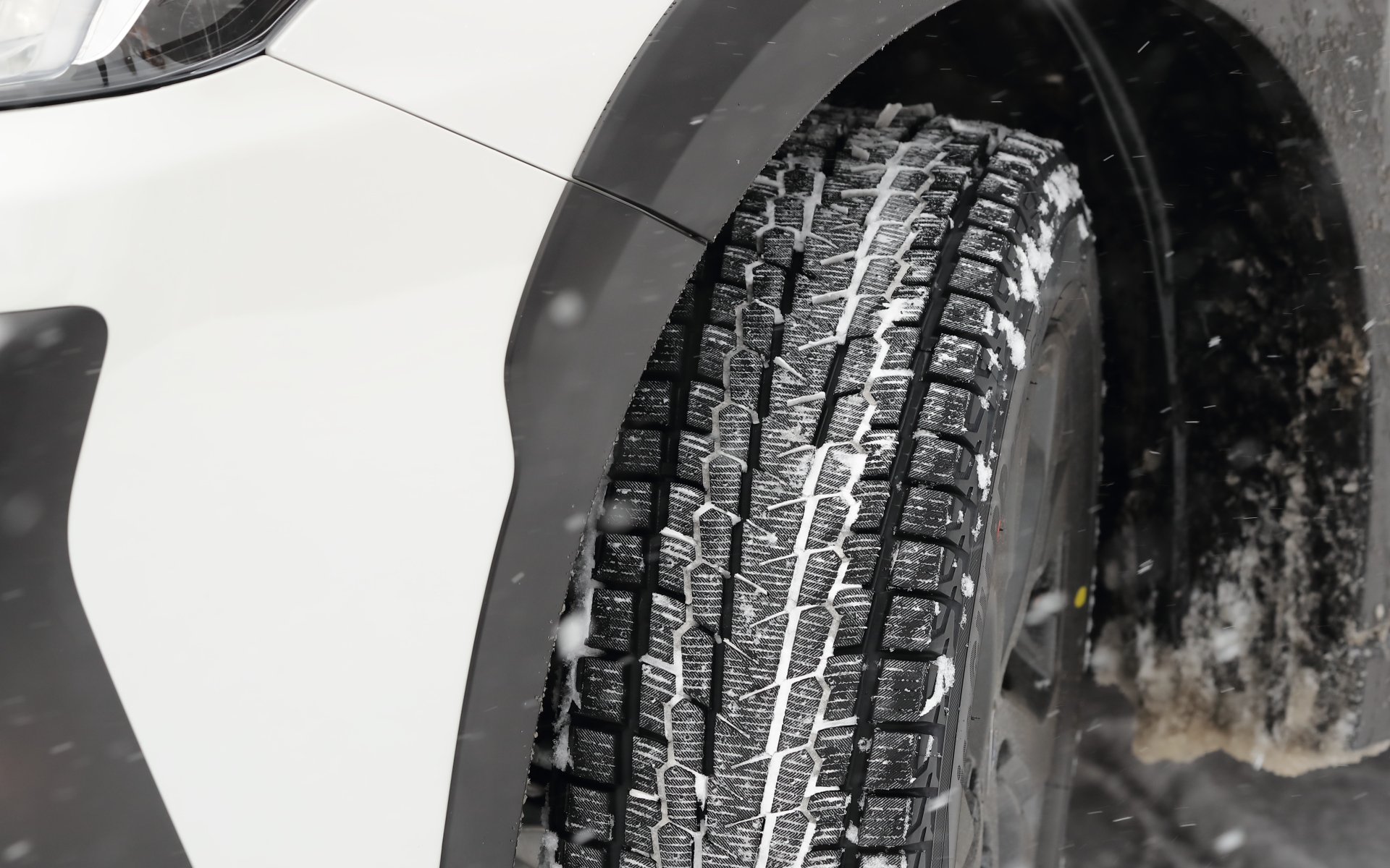 総合雪国性能を発揮できるよう、足下は横浜ゴムのスタッドレスタイヤ「iceGUARD SUV G075」（225/60R18）を装着