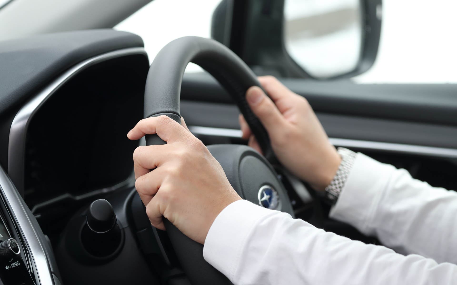 シルバーステッチ＋シルバー加飾の本革巻ステアリングホイールにはステアリングヒーターが標準装備となり、寒い冬の朝でも温かいステアリングを握ることができる