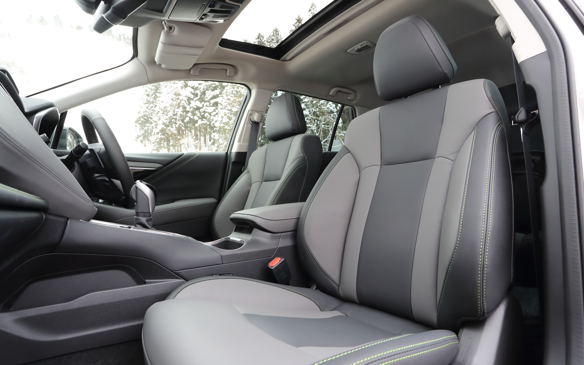 X-BREAK EXのシート表皮は、前席・後席ともに撥水性ポリウレタンの設定