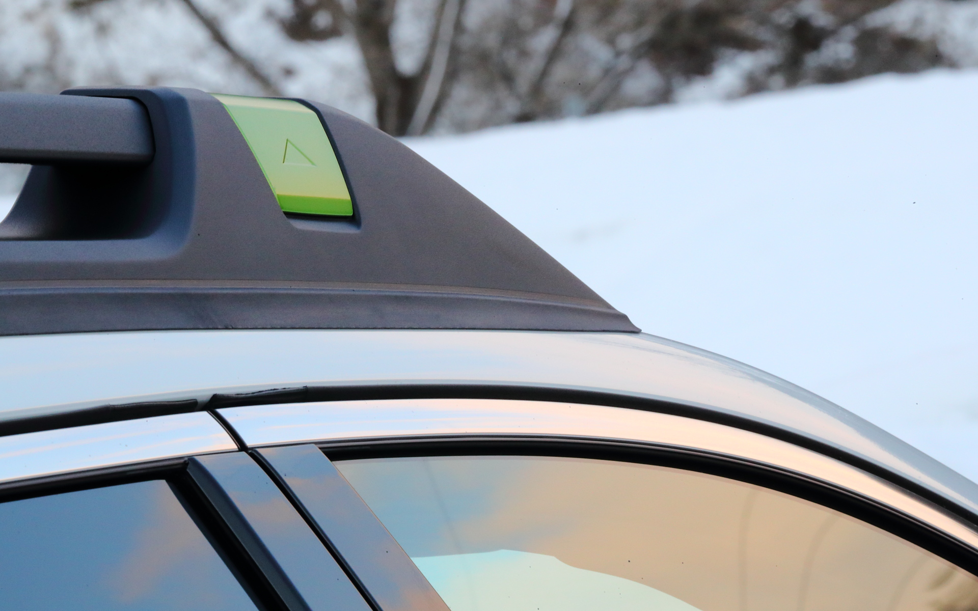 シートのステッチやルーフレール、サイドシルのOUTBACKロゴにライム色の“エナジーグリーン”の差し色が用いられている