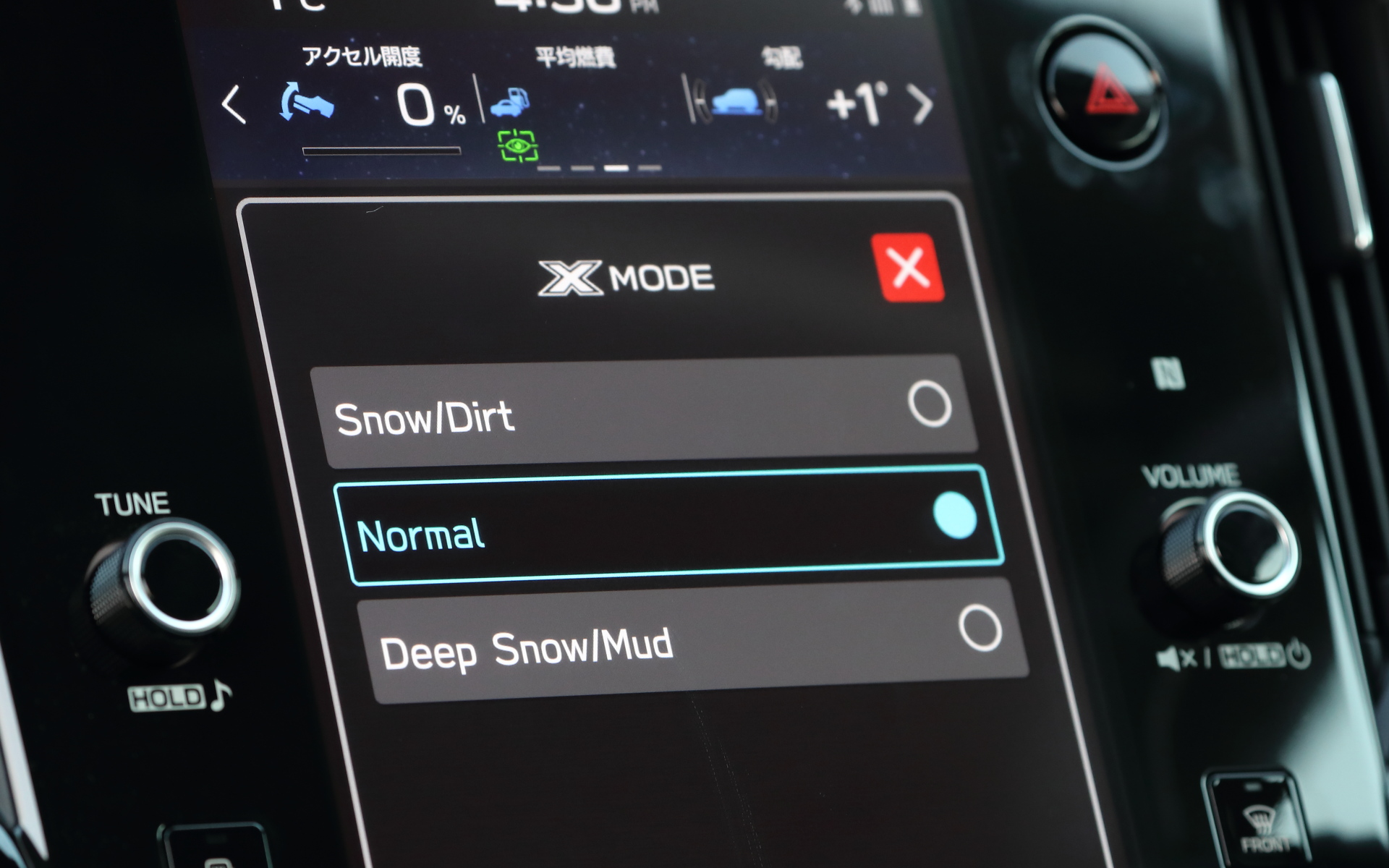 路面状況に応じてモードを選択すると4輪の駆動力やブレーキなどをコントロールする「X-MODE」を搭載。X-MODEのモード選択は、インパネ中央の11.6インチセンターインフォメーションディスプレイで車両設定を呼び出すか、ディスプレイ上部のインフォメーションを切り替える2パターンの方法がある