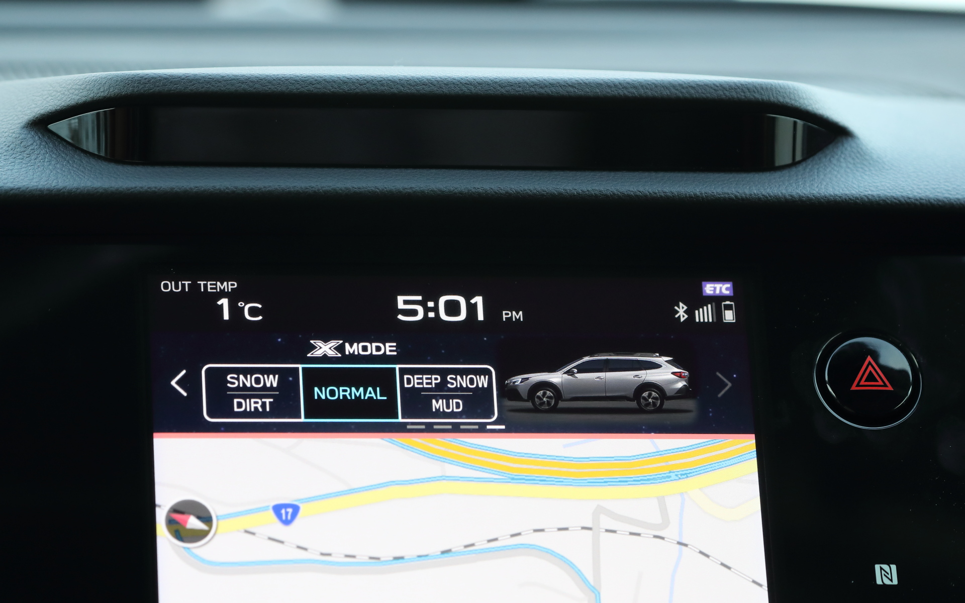 路面状況に応じてモードを選択すると4輪の駆動力やブレーキなどをコントロールする「X-MODE」を搭載。X-MODEのモード選択は、インパネ中央の11.6インチセンターインフォメーションディスプレイで車両設定を呼び出すか、ディスプレイ上部のインフォメーションを切り替える2パターンの方法がある