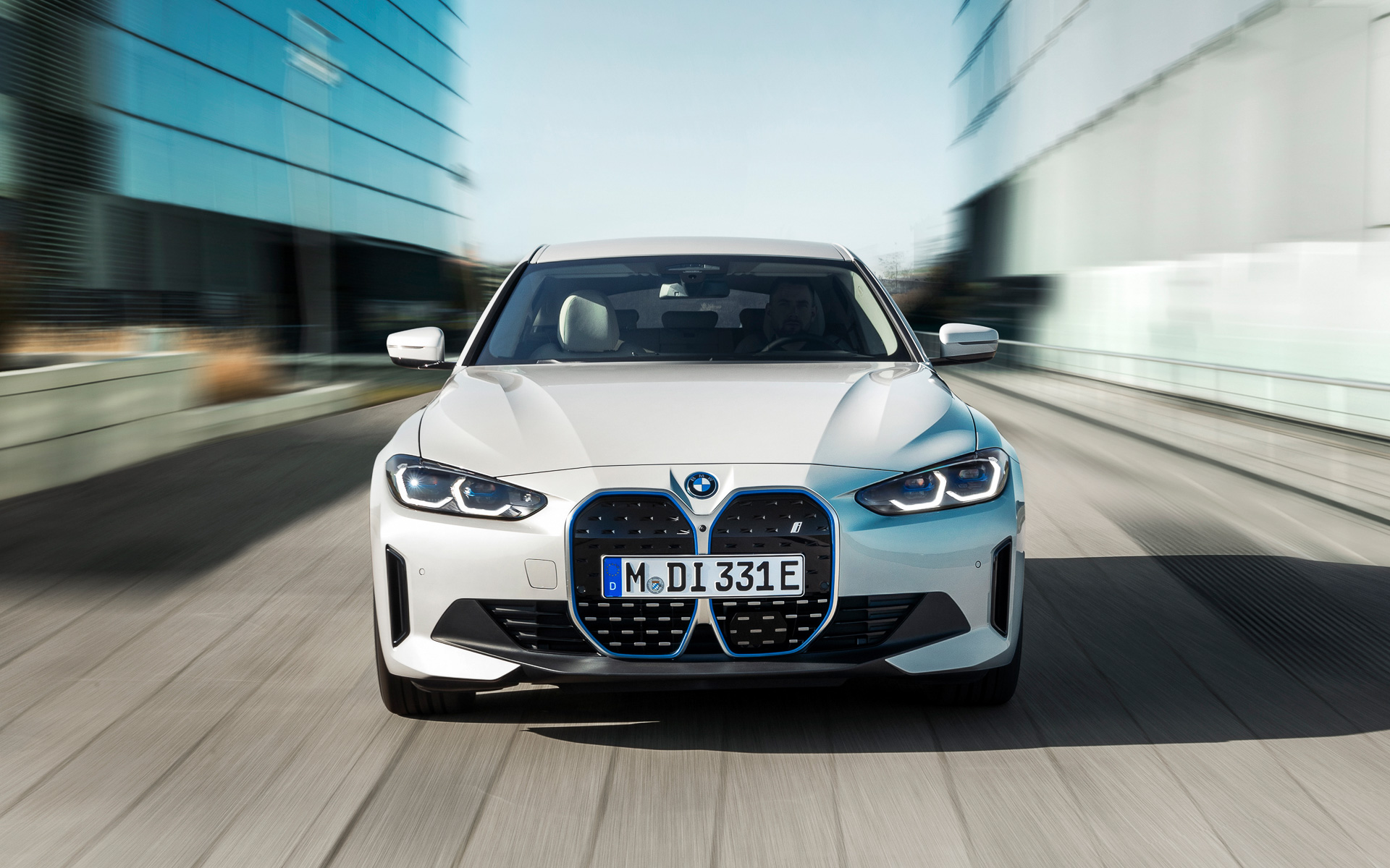 最高出力210kW（286PS）、最大トルク400Nm、リチウムイオン電池容量199Ah、総エネルギー量70.3kWh。一充電での走行距離は532km（WLTCモード）で、交流電力量消費率は143Wh/km（WLTCモード）となっている