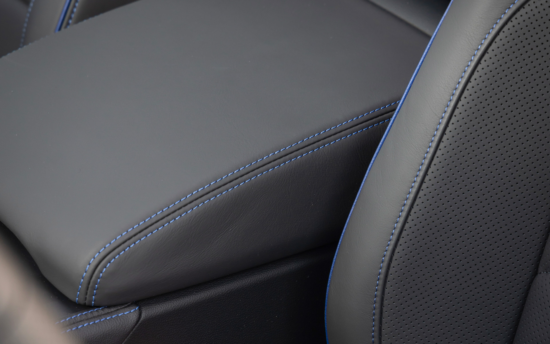 アームレストやセンターコンソールは、より柔らかい素材を使用したことで快適性を向上