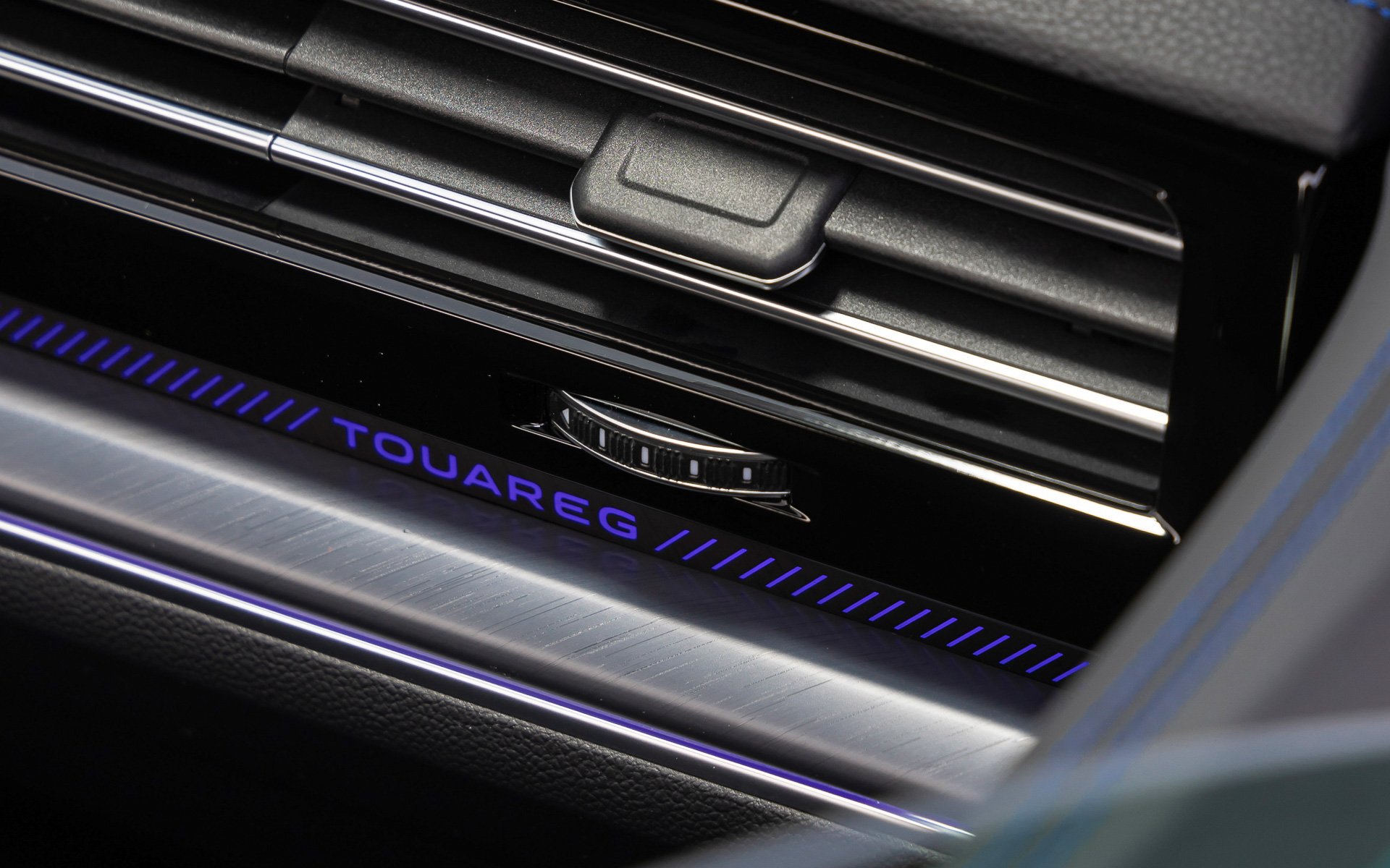 アームレストやセンターコンソールは、より柔らかい素材を使用したことで快適性を向上