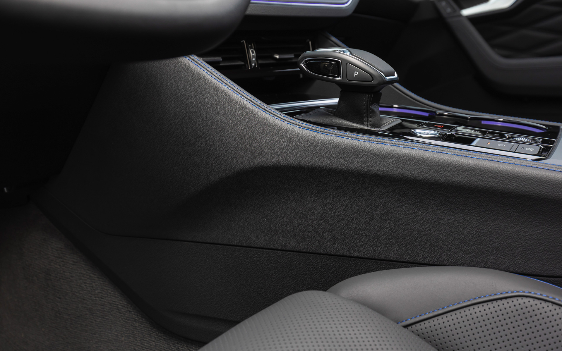 アームレストやセンターコンソールは、より柔らかい素材を使用したことで快適性を向上