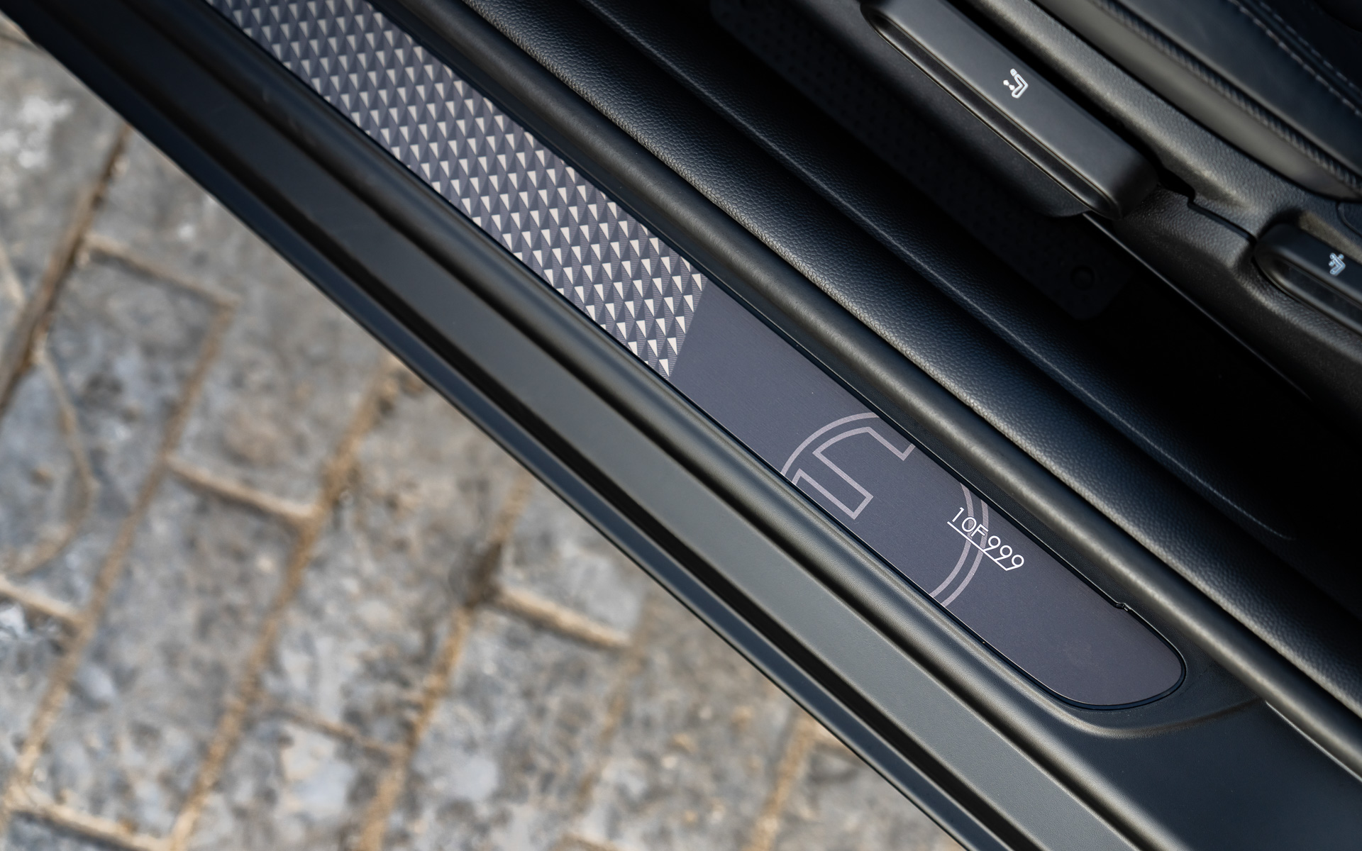 ドアシルトリムにもシリアルナンバーが入る