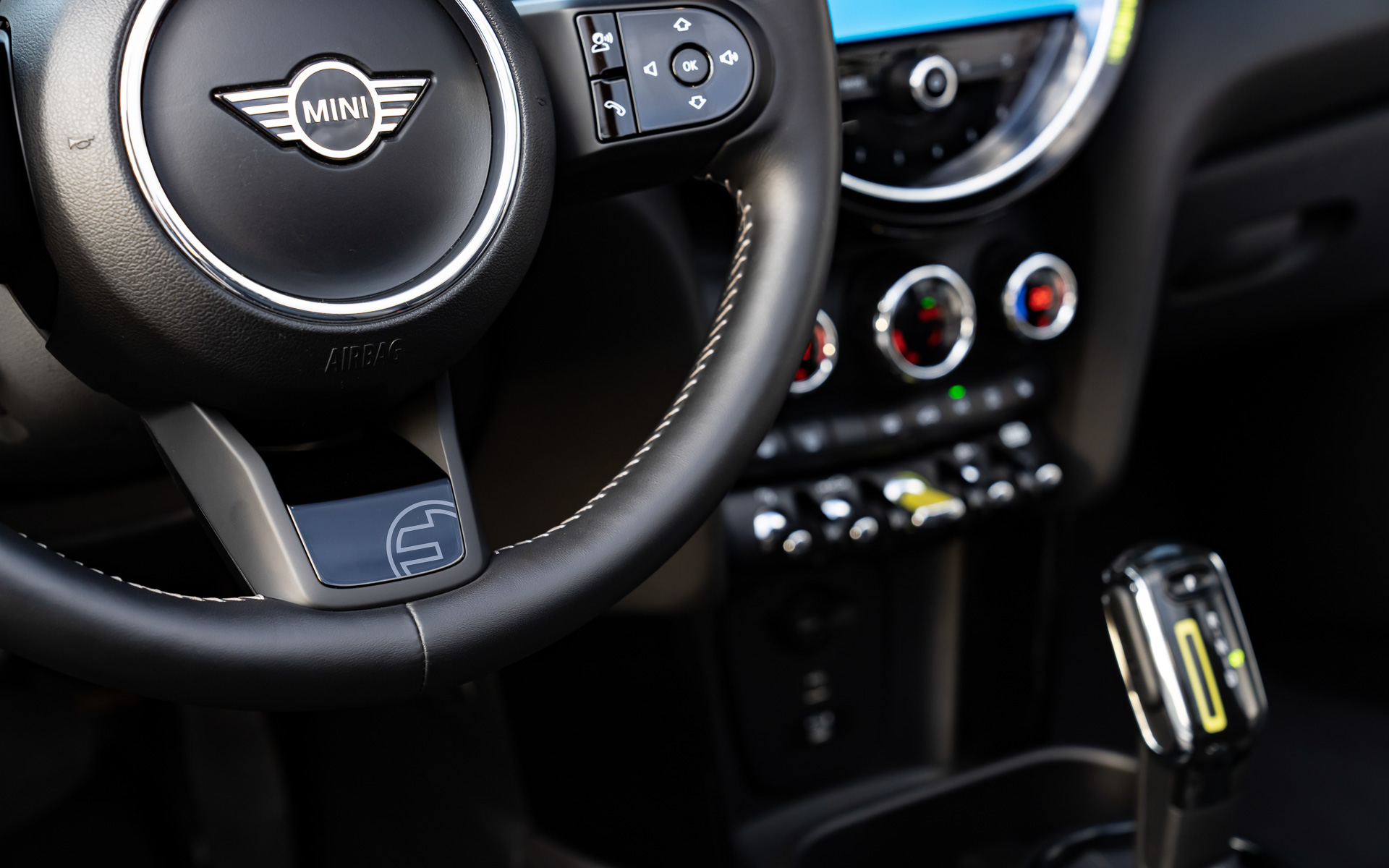 ステアリングカブにもEロゴがあしらわれる