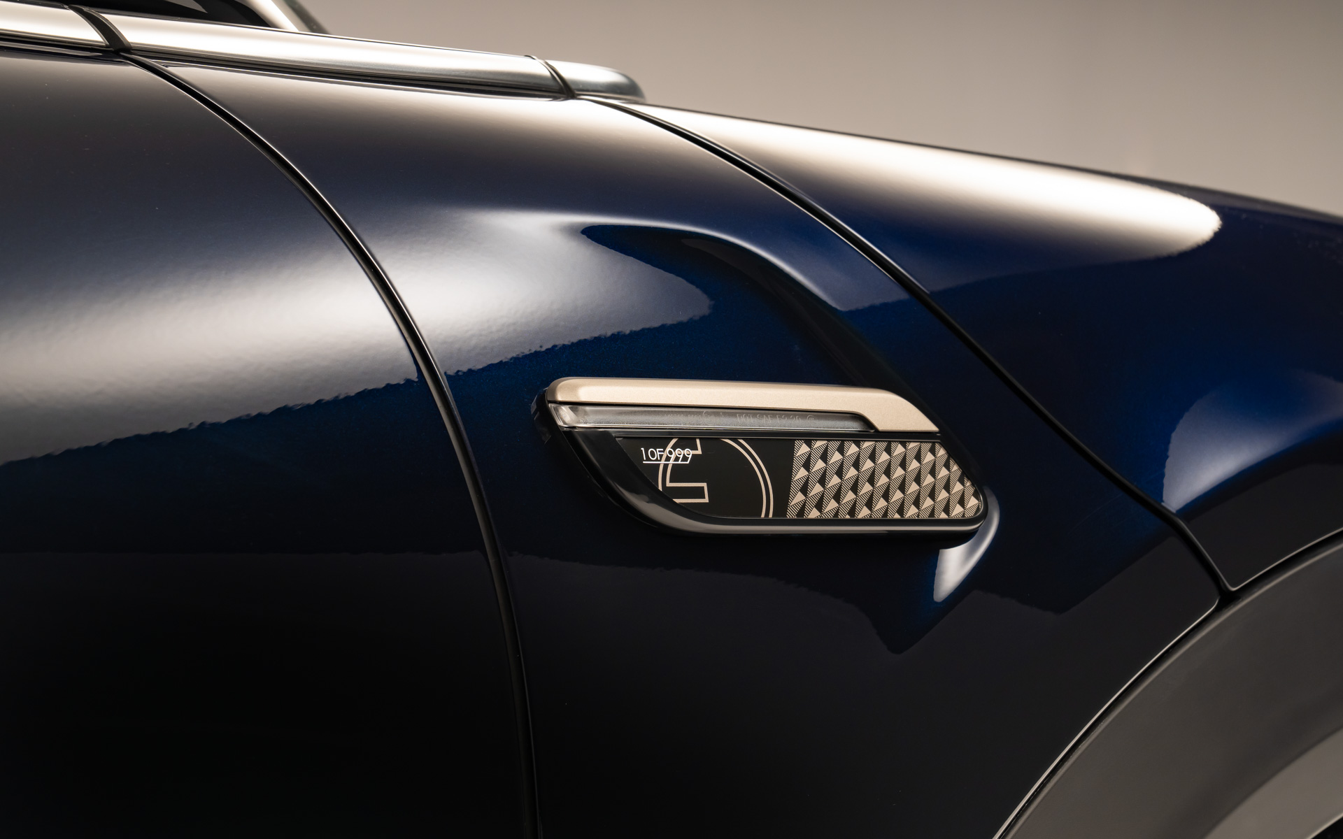 サイドスカットルにはシリアルナンバーが入る