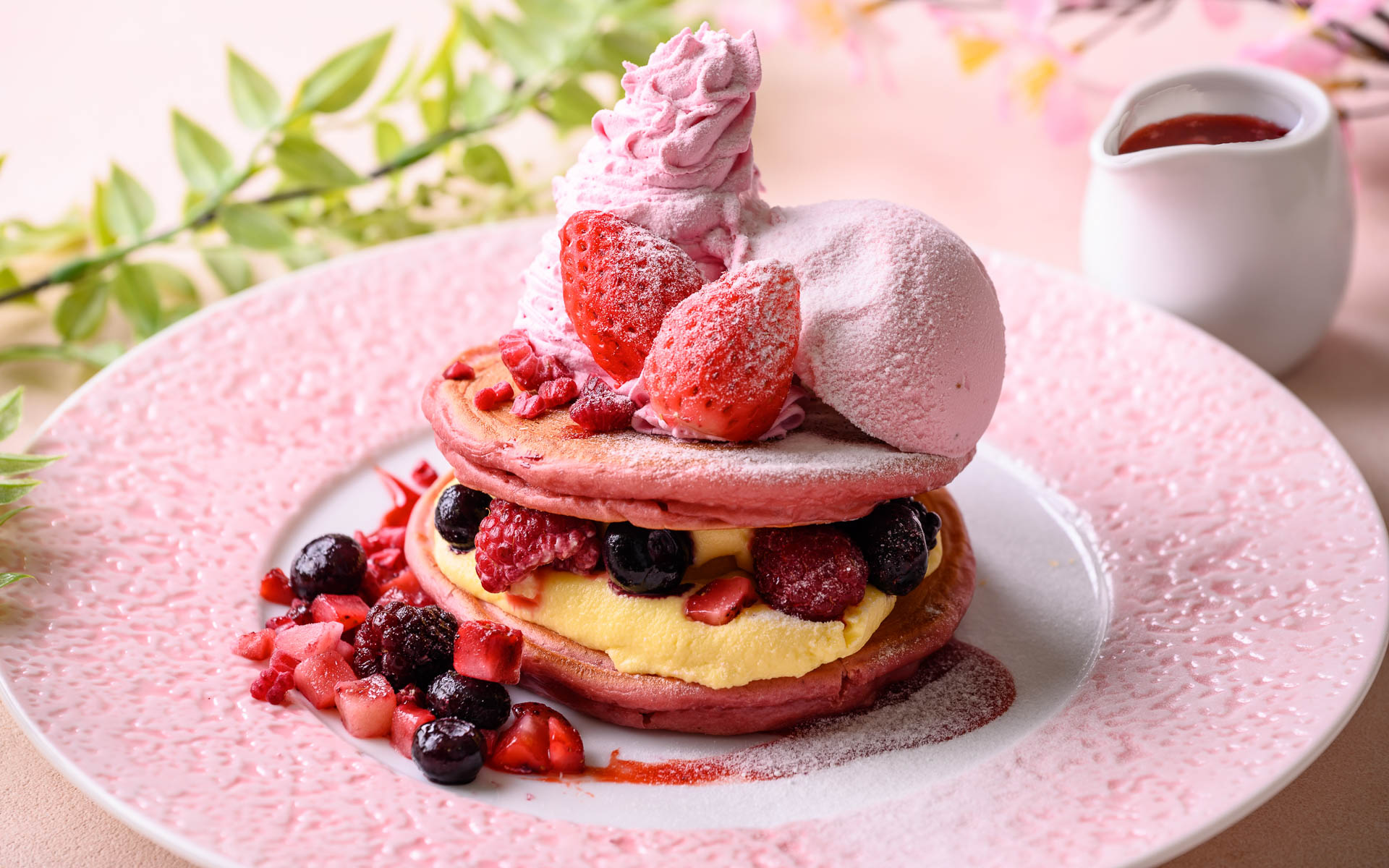 苺づくしの春色パンケーキ（1080円）。ぶんぶんのパンケーキやさんで販売