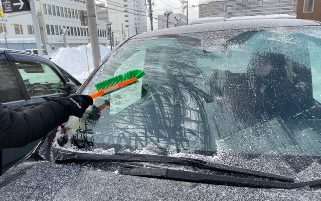 雪国ではまず出発前にフロントウィンドウに張り付いた氷をはがすことから始まる。毛布みたいなものを被せておけばいいけど、旅先ではそうもいかない。ホームセンターなどで雪かきの道具を揃えていないと大変。すぐにクルマを温め、前後のデフォッガーを入れてしばらく待つことになります