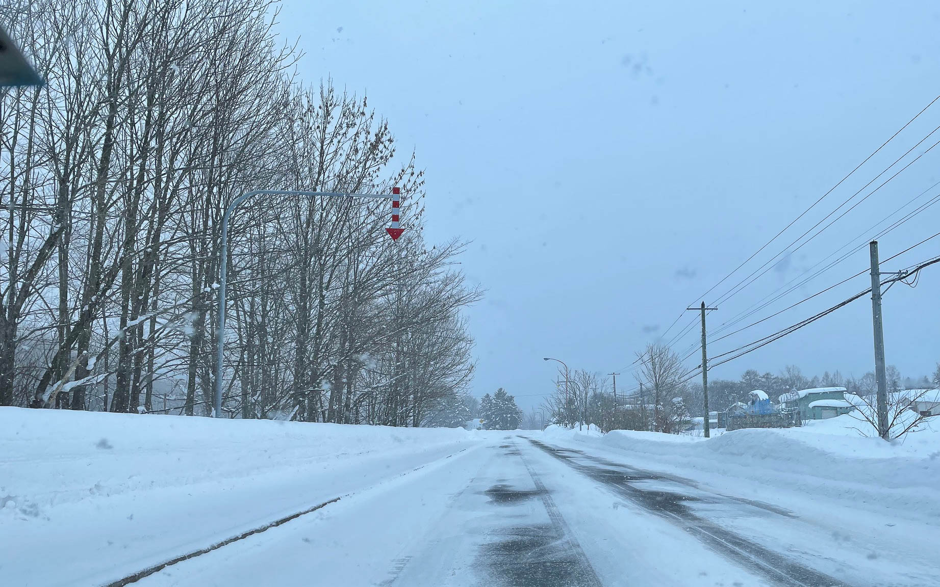 幹線道路も徐々に雪に覆われた路面が多くなり、時折見えていた乾いた路面は姿を消していきます