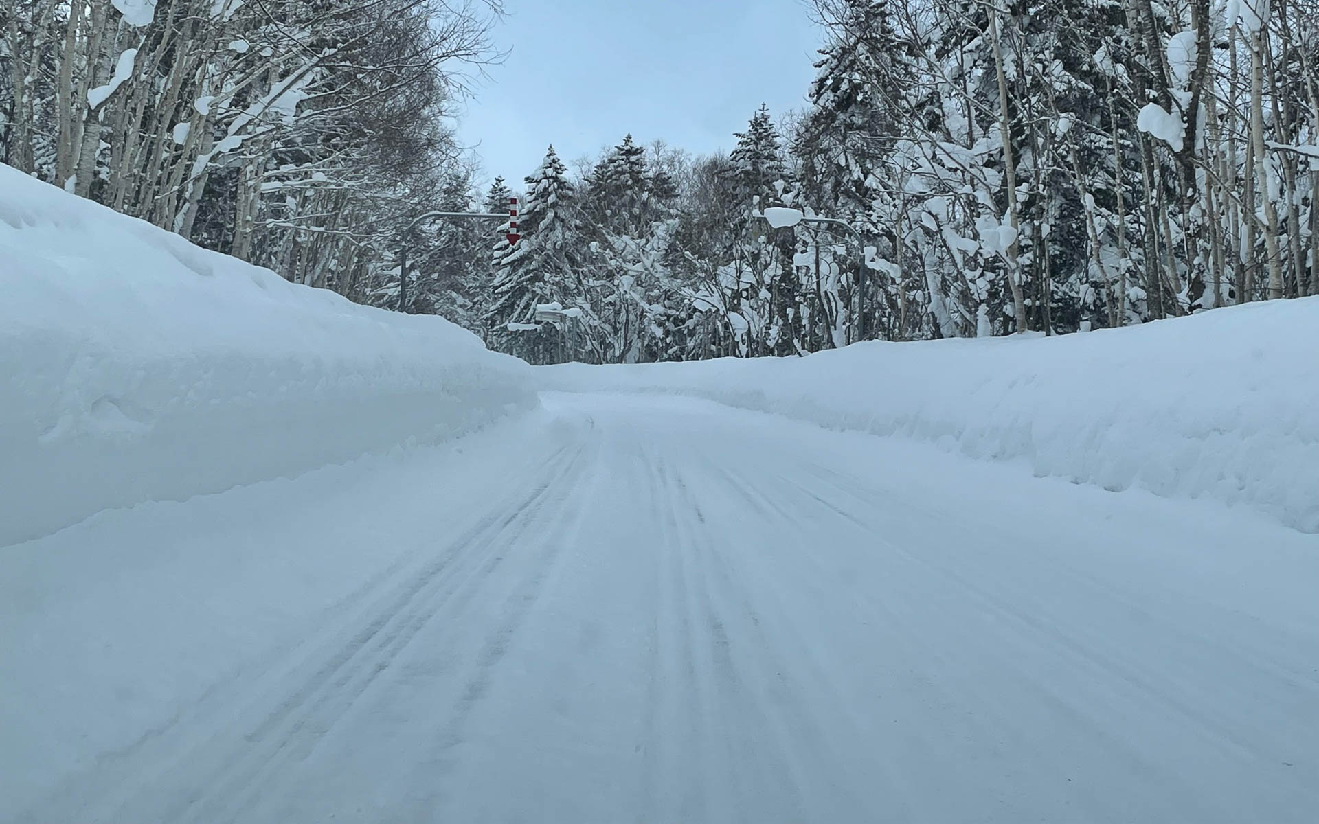 そして新雪だと轍ができやすくなり、踏み固められると走りやすい圧雪路になっていきます
