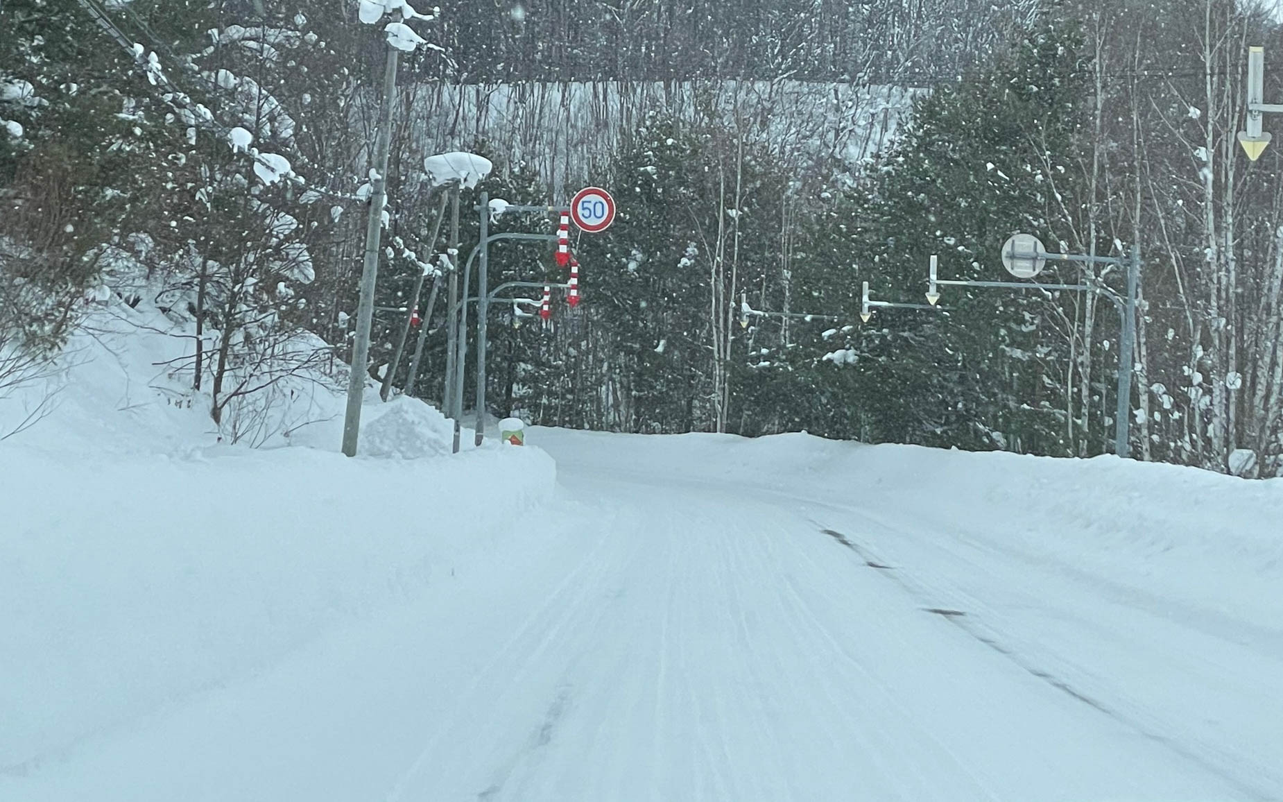 道路脇には雪国特有の路肩を示す標識があり、それを目安に見当をつけて走ります。また山道は道路脇の雪が高くなり、視界が遮られるので対向車にも慎重に