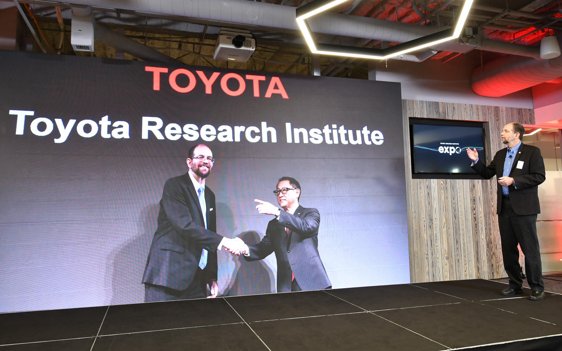 豊田章男社長との共感について。TRI設立発表会の写真を紹介